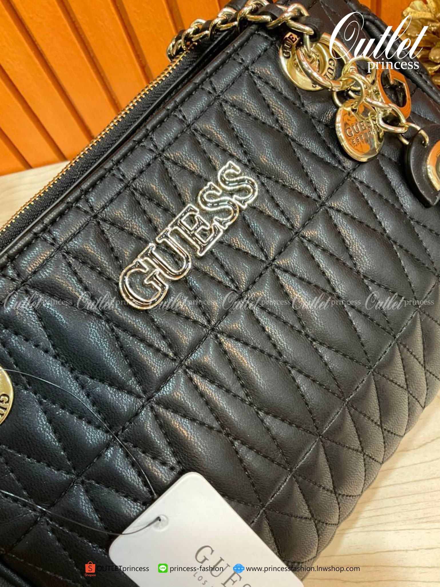 ของแท้ แท้ 100% GUESS CROSSBODY BAG กระเป๋าถือหรือสะพาย ขนาดกำลังดี วัสดุ pu. faux leather หนังนิ่ม นุ่มมาก สวยอยู่ทรง