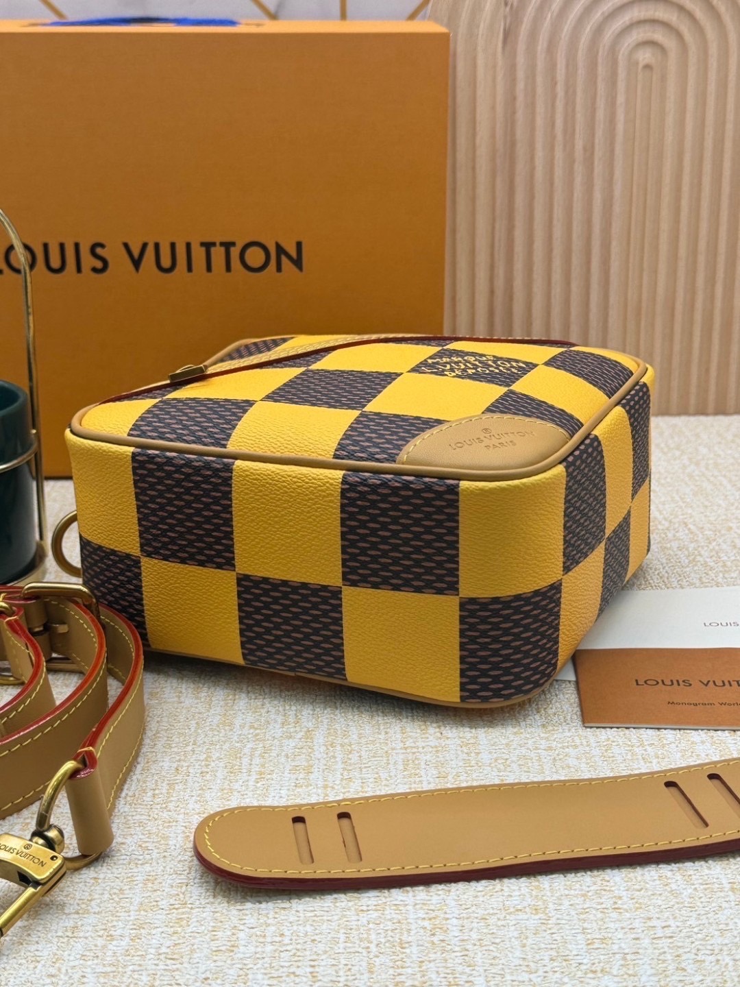 LV Chess Messenger Bag Jaune Mat / Green / Red / Blue กระเป๋าสะพายแมสเซนเจอร์ทรงเหลี่ยมรุ่นใหม่ ลายตารางหมากรุก Damier เอกลักษณ์ของความหรู โทนสีสดใสมีชีวิตชีวา ปรับลุคปัง กับการมาของความไฮคลาสรูปแบบใหม่ สุดไอโคนิค