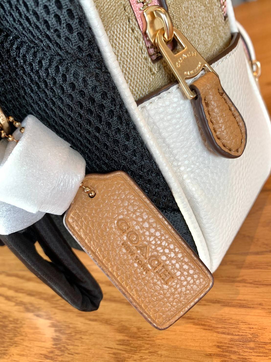 COACH MINI COURT BACKPACK IN SIGNATURE WITH PEAR ((c8258)) 🌈สวยกันก่อนใคร วางน้องไม่ลงเลยจริงๆค่าา😍 พร้อมส่ง! กับกระเป๋าสะพายหลังแบบมีหูหิ้วในตัว บอกก่อนเลยว่าหนังของน้องทั้งนิ่ม ทั้งสวย อย่างดีเลยค่ะ