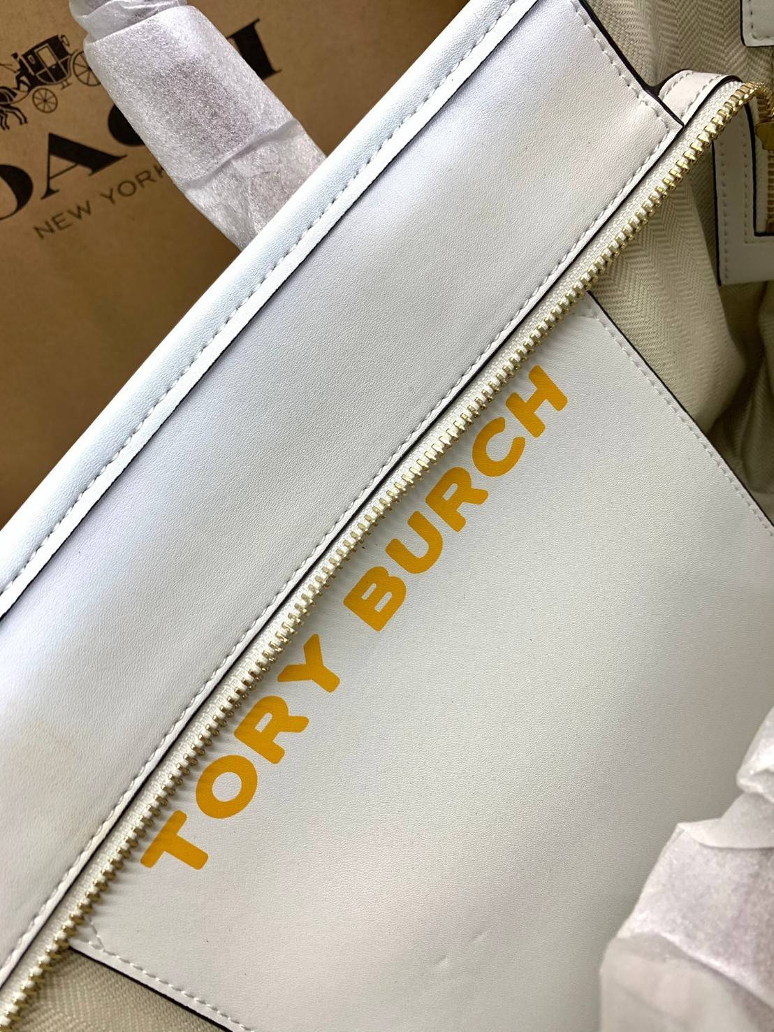 TORY BURCH GEMINI CANVAS SMALL PATCHES TOTE 🔺จุดเด่นของหนังคุณภาพต้องนิ่มสัมผัสได้ ไม่แข็งทื่อๆนะคะ! พร้อมส่งที่ไทย ใช้วันไหนๆก็สวยสุดๆไปเลยค่าา! กระเป๋าทรงTote ไม่เล็กอย่างที่คิดนะคะ😁 หนังแท้ชั้นดี ลายหนังสวยนิ่มมือดีมากค่ะ ตัวกระเป๋าลายโ