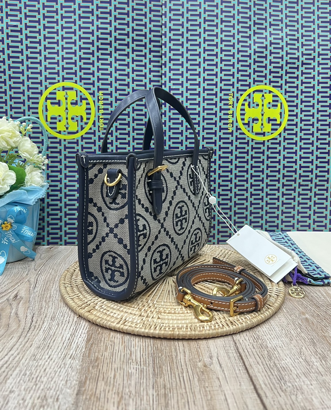 Tory Burch Mini T Monogram Square Tote / TORY BURCH Shopper Tote Bag 19cm ใบเล็ก กระเป๋าทรงโท้ท รุ่นใหม่ Square Tote ตกแต่งขอบด้วยหนังหรู มาพร้อมช่องเก็บของที่จุของได้มากมาย และสายจับกระเป๋าที่สามารถสะพายขึ้นไหล่ เหมาะสำหรับการใช้งานหลากหลายรูปแบบ รังสรรค