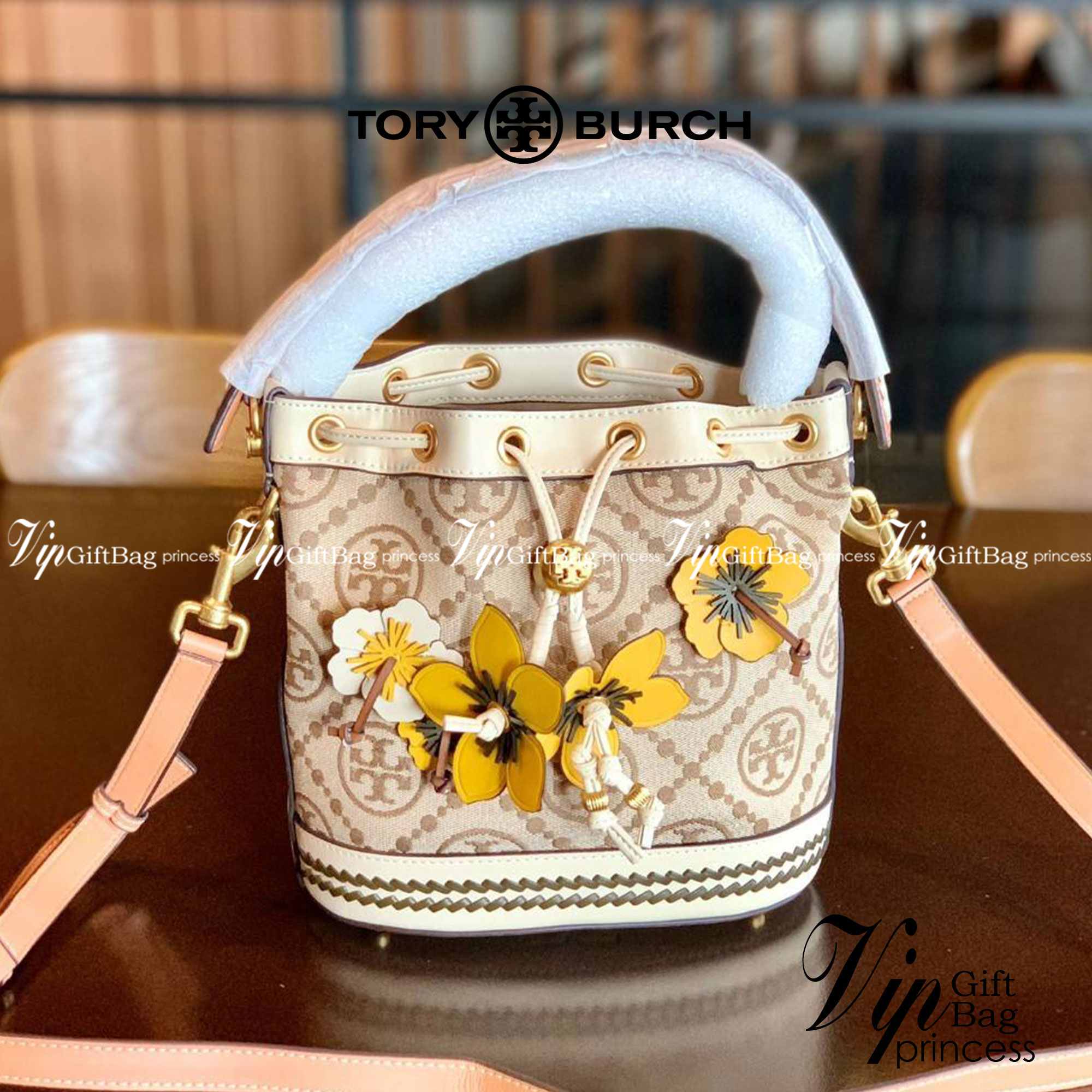 สวยโดดเด่น แต่แฝงความร่วมสมัยค่ะ! TORY BURCH CASUAL STYLE 3WAY LEATHER PURSES ELEGANT CROSSBODY((88963)) 🌼🌼🌼 พร้อมส่ง ห้ามพลาดเลยจริงๆค่ะ! กระเป๋าทรงถัง วัสดุ Jacquardทอล่ยแบรนด์+ขอบหนังแท้ เพิ่มดีเทลแบบถุกเข้ามาได้สวยโดดเด่น สะดุด