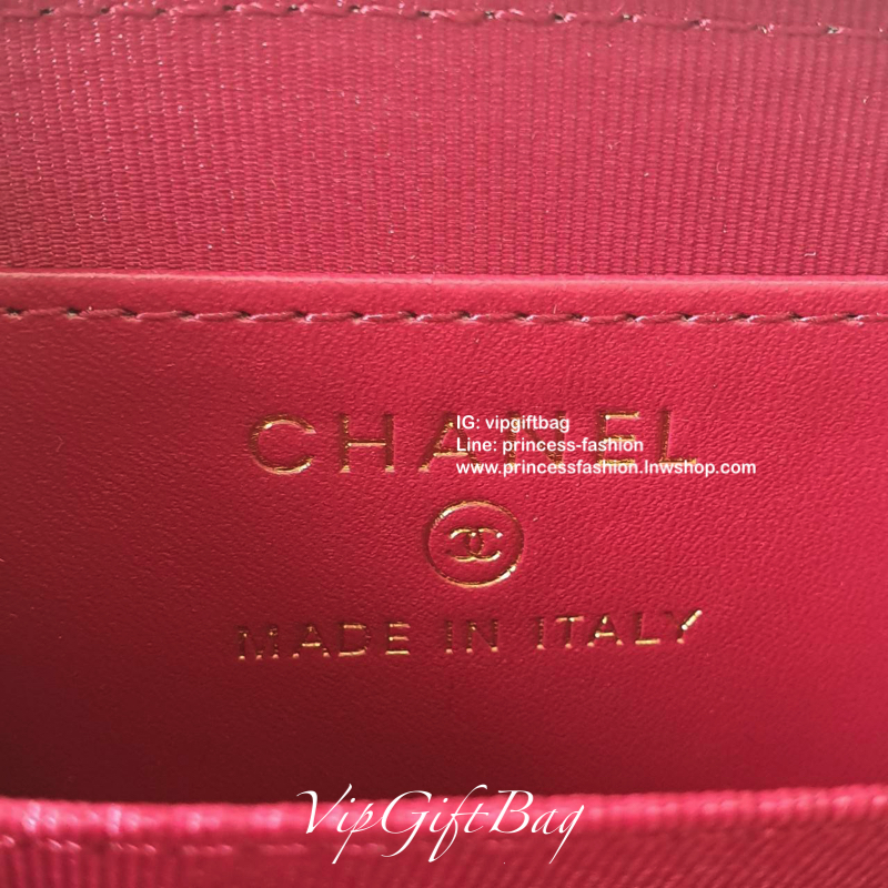 กระเป๋าสตางค์ใบสั้น แนะนำรุ่นนี้คะ งานพรีเมี่ยมกิ้ฟท์จากเค้าเตอร์ต่างประเทศ **ทรงสวยหรู หนังสัมผัสลายด้าน จากแบรนด์ CHANEL (GWP) ด้านหน้ามีโลโก้แบรนด์ CC สีทองหรู **อะไหล่สีทองทั้งใบ เปิดปิดด้วยซิปมีที่จับหนัง ปั้มป้าย MADE IN ITALY 🇮🇹 ด้า