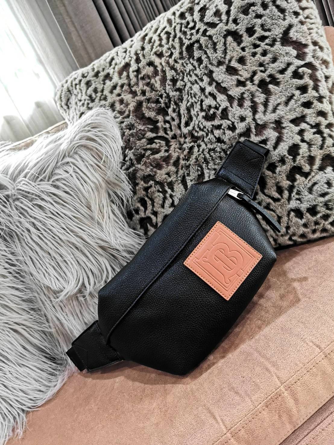 BURBERRY FRAGRANCES WAISTBAG VIP GIFT WITH PURCHASE (GWP) พรีเมี่ยมกิ๊ฟ Limited จากน้ำหอม BURBERRY วัสดุหนังแท้ CalfSkin หนังนิ่มสวยดูดีอยู่ทรงประดับโลโก้แบรนด์ด้านหน้า เปิดปิดด้วยซิปหัวซิปแบรนด์ ขนาดกำลังดี ภายในกว้างและจุค่ะ มีโลโก้ มีช่อง pocket ใช้ใส่