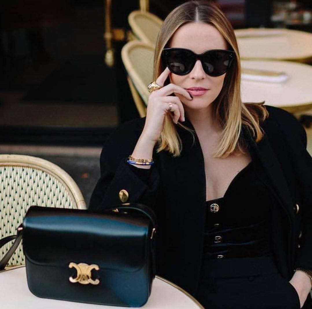 VIP 🥂 CELINE CLASSIQUE TRIOMPHE BAG IN SHINY CALFSKIN ไอเท็มสุดคลาสสิค ที่ขาดไม่ได้ กระเป๋าสะพายทรงสวยคลาสสิค แฝงความผู้ดี ที่ใช้ได้ทั้งชายหญิง วัสดุหนังแท้ เปิด-ปิดด้วยตัวกดล็อค สะดวกใช้มาก ภายในเป็นช่องโล่ง เก็บของได้เป็นสัดส่วน และยังมีช่องซิปใ