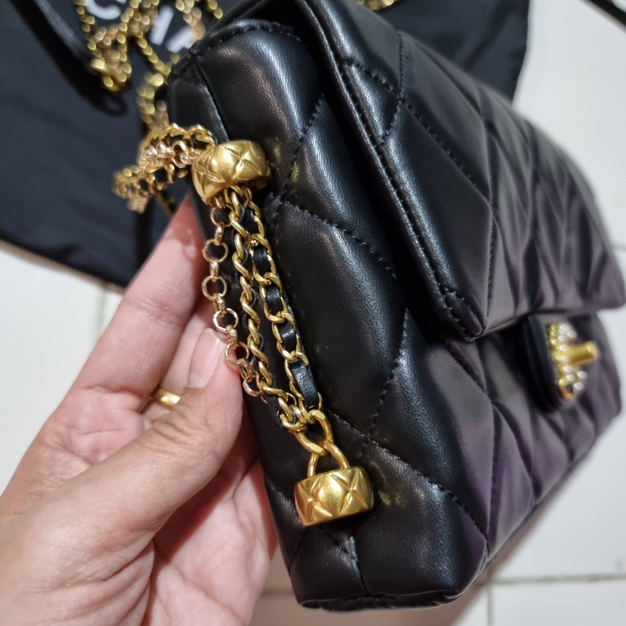 VIP 】สวยหรูพร้อมเสิร์ฟ!! กับไอเท็มสุดเลิฟจาก Chanel กระเป๋าสะพายที่สุดของความคุ้มค่า วัสดุหนังแกะนิ่มเต็มใบ เปิด-ปิดกระเป๋าด้วยตัวบิดล็อค ภายในกระเป๋าบุผ้าสวยหรู มีช่องโล่งกว้างจุของได้สบาย ใส่โทรศัพท์ กระเป๋าสตางค์ได้ มีช่องซิป 1 ช่อง ช่องย่อย 1 ช่อง ดีเ