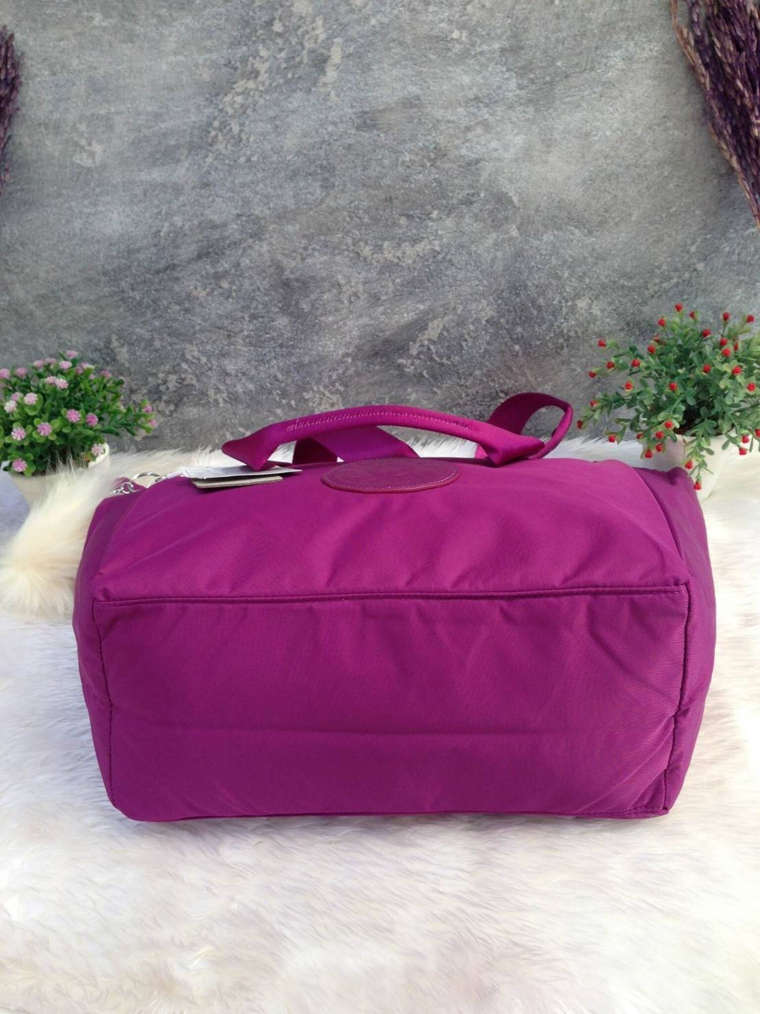 🎄KIPLING กระเป๋าสะพาย รุ่น Kasper ที่มาพร้อมดีไซน์สีที่เรียบง่าย แต่มีสไตล์อันโดดเด่นและน่าหลงใหล ช่วยเปลี่ยนให้วันธรรมดาของคุณกลายเป็นวันที่สนุกสนาน ซึ่งกระเป๋ารุ่นนี้ประกอบด้วยช่องใส่ของหลายๆช่อง และมีพื้นที่ภายในที่กว้างขวางถูกใจใครหลายๆคนที่ต้