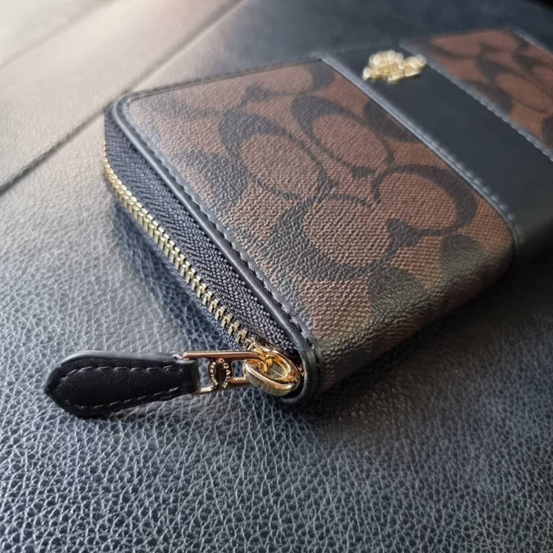COACH F54630 ACCORDION ZIP WALLET IN SIGNATURE COATED CANVAS WITH LEATHER STRIPE กระเป๋าสตางค์ใบยาวรุ่นคลาสสิค คัดสีขายดีมาให้กันเลยจ้า ♥️ วัสดุหนังแคนวาสเคลือบลาย เปิด-ปิดด้วยซิปรอบ รูดใช้งานง่าย ใส่บัตรได้ มีช่องซิปใส่เหรียญ ใส่มือถือได้ พกใบนี้ใ
