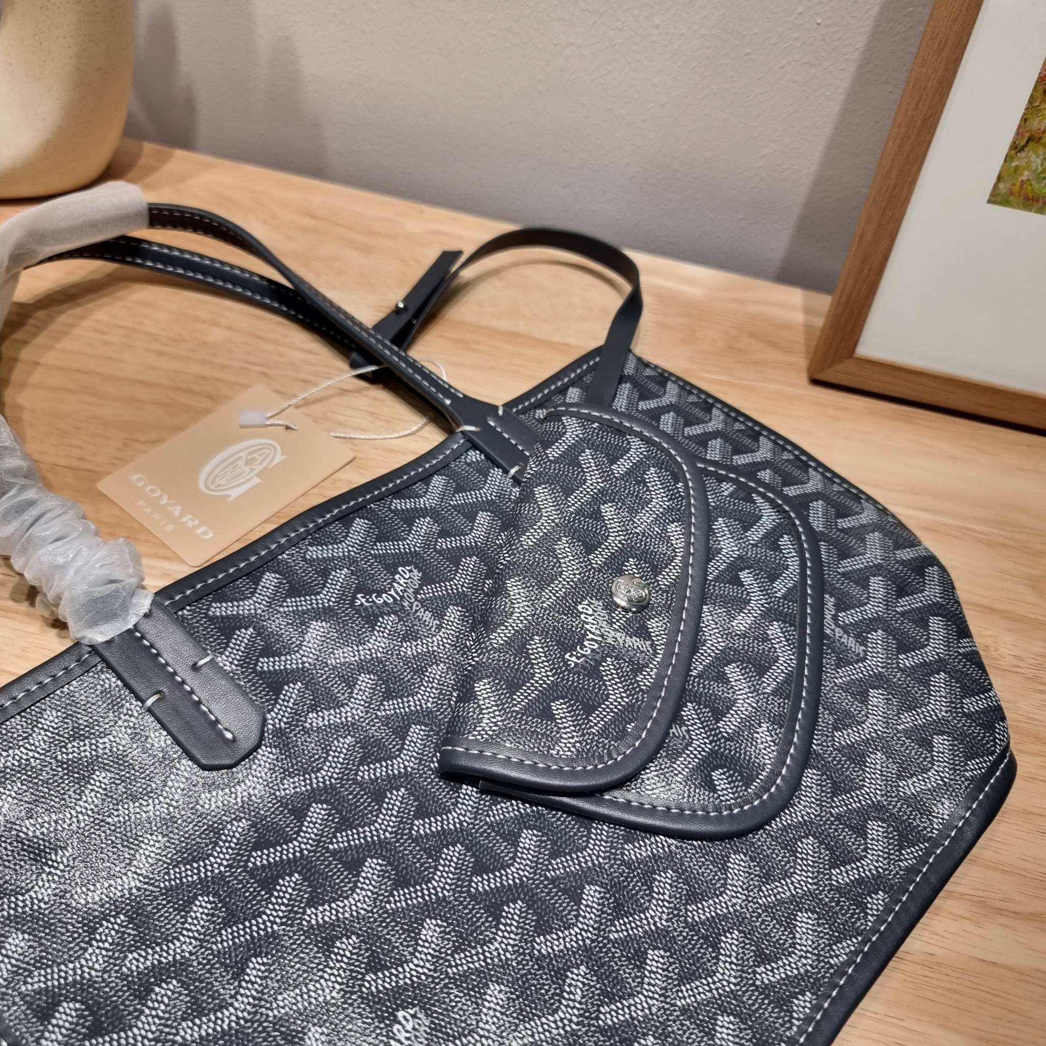 GOYARD MINI ANJOU REVERSIBLE TOTE ฮอตไอเท็ม กับกระเป๋าสะพายทรงโท้ท ไซส์มินิ กะทัดรัดมาก มาครบสีขายดี เลิศทุกสี รูปทรงคลาสสิค ดีไซน์เป็นเอกลักษณ์ ใช้งานได้หลากหลาย สามารถกลับด้านใช้ได้แบบไม่มีเบื่อ
