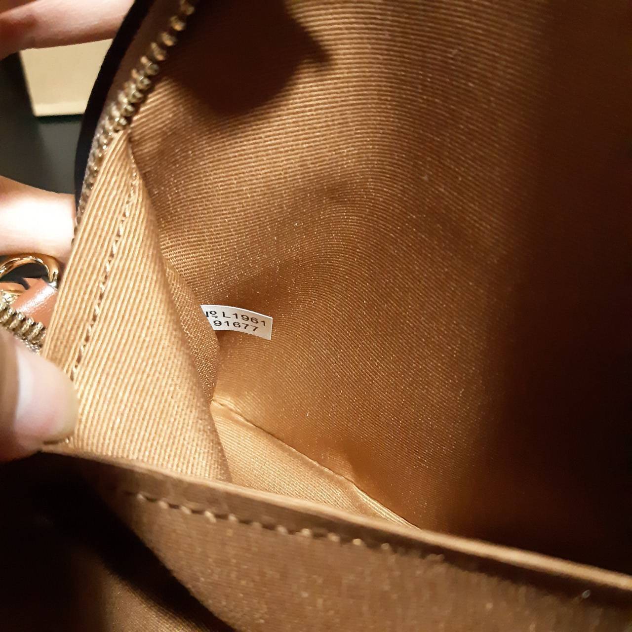 COACH 91677 MINI CAMERA BAG IN SIGNATURE CANVAS ขายดีที่สุด!! กระเป๋าสะพายข้างไซส์มินิ คลาสสิคอยู่ทรง อะไหล่ทองตัดดูหรู วัสดุหนังแคนวาสเคลือบลาย เปิด-ปิดด้วยซิป สายสะพายปรับได้ตามตัว ใบนี้แมทช์ได้ทุกลุค ใช้เป็น everyday bag ได้สบายๆเลยจ้า