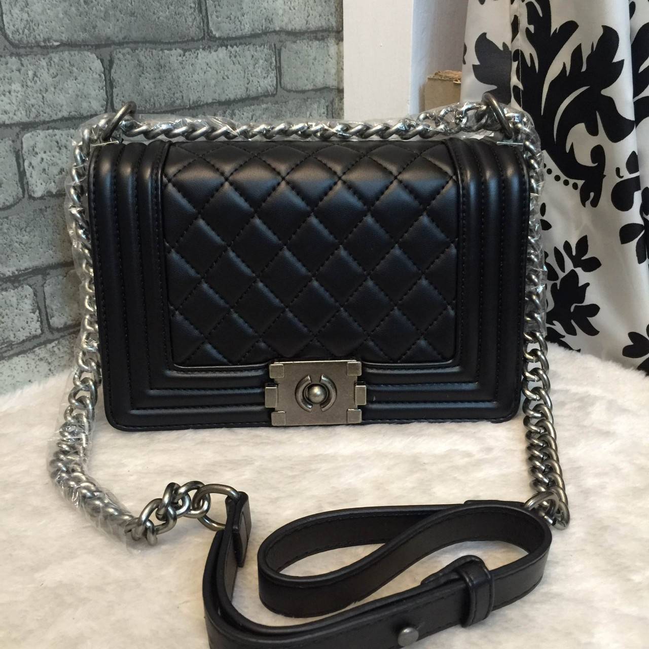 Zara Quited Boy Bag ตัวกระเป๋าอยู่ทรง ทำจากหนังแกะสังเคราะห์นิ่ม-ตึงสวย สายโซ่ มีที่รองไหล่ สะพายสบายคะ สายปรับ สั้น ยาวได้คะ ใบนี้ทรงมินิกะทัดรัด สายยาว ปรับได้ แบบสั้นและยาวได้ 2 ระดับ ไม่ต้องพูดถึงความสวยเยอะ เพราะยอดขายถล่มทลาย ไม่มีไม่ได้แล้ว !