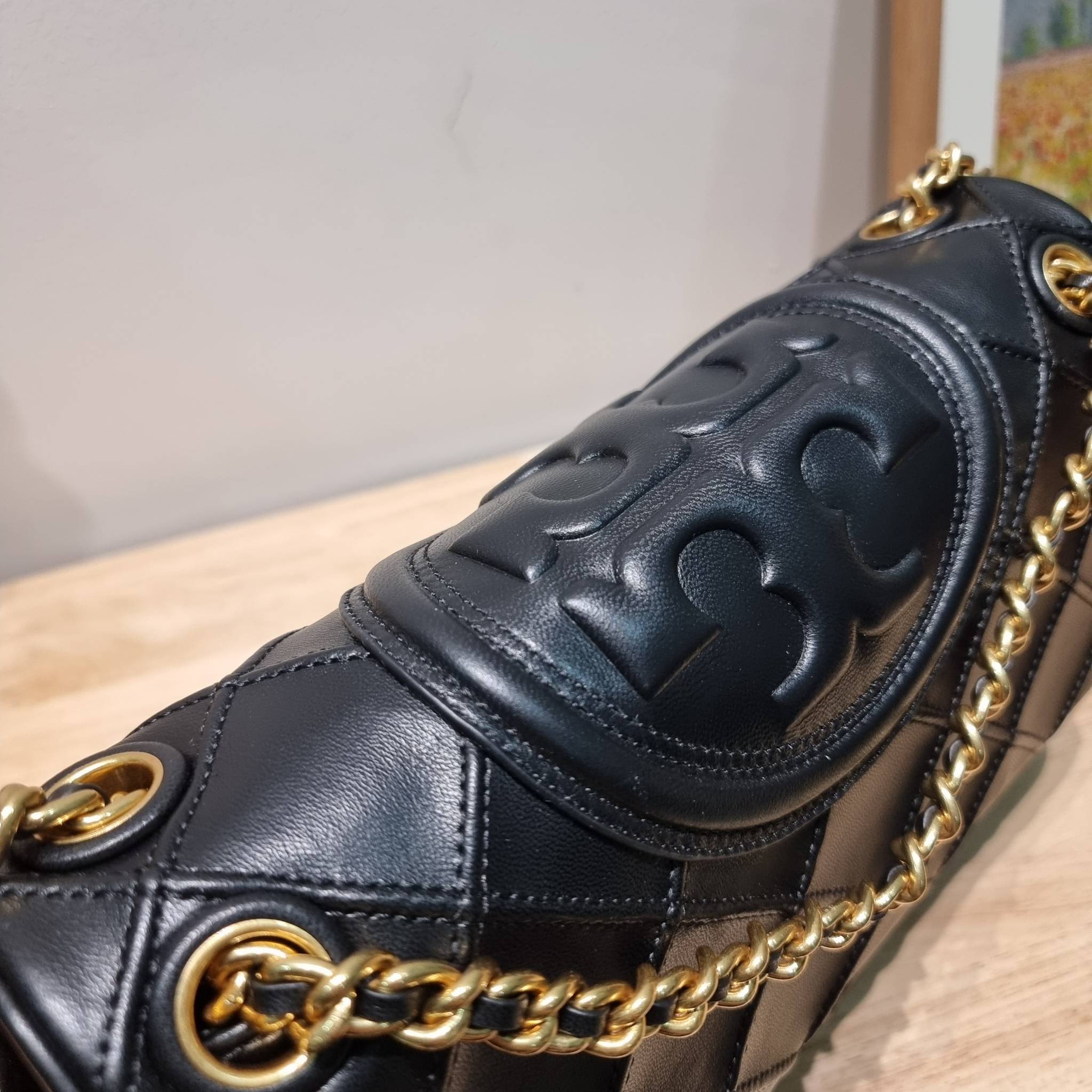 TORY BURCH FLEMING SOFT CONVERTIBLE SHOULDER BAG รุ่นหายาก กับดีไซน์ใหม่ล่าสุด มาพร้อมเสิร์ฟความสวยถึงบ้านไปเลย กับกระเป๋าสะพายไหล่ขนาดกำลังสวย หนังแท้นิ่มเต็มใบ สัมผัสสบายมือ