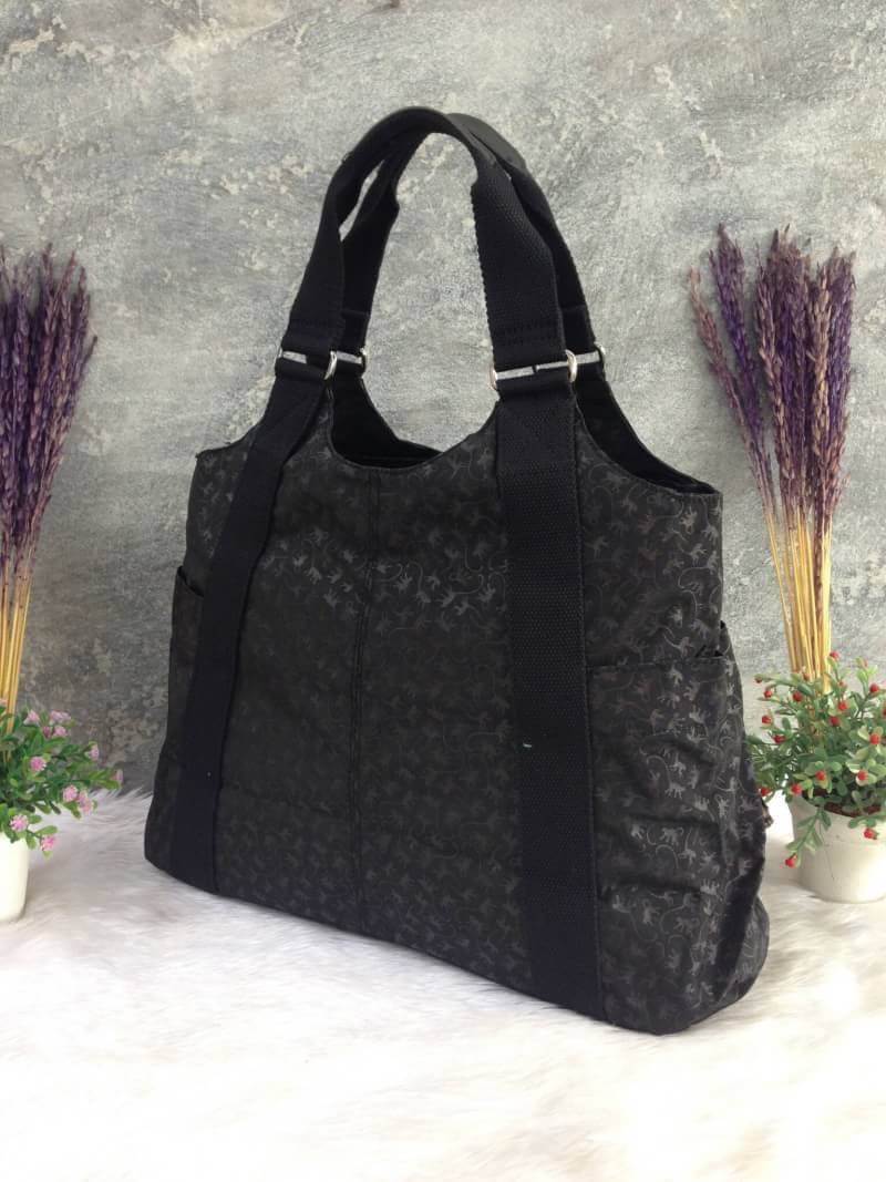 Kipling รุ่น Cicele กระเป๋าสะพายไหล่ใบใหญ่ สวยน่ารัก ตัวกระเป๋าด้านในเป็นช่องโล่งแบบปิดเปิดด้วยซิป มีช่องซิปด้านใน ด้านข้างกระเป๋า มี 2 ช่อง ปิดเปิด ด้วยเทป พร้อมที่ใส่โทรศัพท์ ปากกา และ MP 3 ในส่วนด้านใน และ ด้านข้างกระเป๋า ซ้าย-ขวา เป็นช่องขนาดเล็กสำหรั