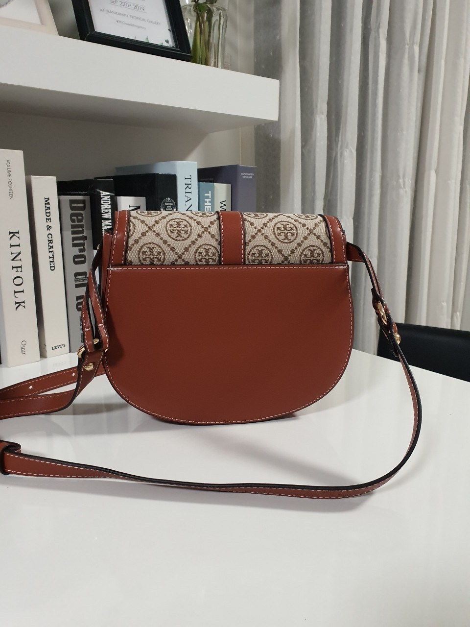 ของแท้ 💯% 】Tory Burch Monogram Crossbody Bag กระเป๋าที่ใช้เป็น Everyday Bag สามารถใช้งานได้บ่อยครั้งและสามารถสะพายไปทำกิจกรรมต่าง ๆ ได้ทุกวันตัวกระเป๋าอยู่ทรงสวย