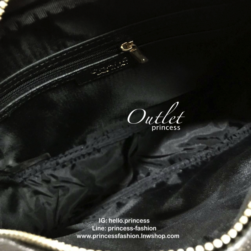 Chanel Shoulder Bag With Chain VIP Gift With Purchase (GWP) รุ่น Limited พรีเมี่ยมกิ้ฟ Chanel Perfume Counter ทรงเหลี่ยมขนาดกำลังดีวัสดุหนังคาเวียร์สวยหรูอยู่ทรง เปิดปิดด้วยซิปหัวซิปแบรนด์ ด้านหน้าปั้มโลโก้แบรนด์ ภายในมีโลโก้และช่องซิป ใส่กระเป๋าสตางค์ใบย