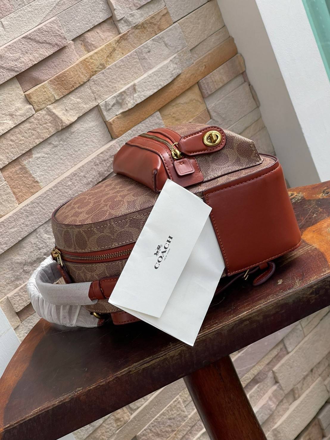 Coach Campus Backpack In Signature (Small) สาว ๆ คนไหนที่ชอบพกของเยอะและต้องการกระเป๋าที่ให้ความคล่องตัว ทะมัดทะแมง ใบนี้แนะนำเลยคะ ขนาดกำลังดี มีความหรูหราตามสไตล์ของ Coach ด้วยผ้าแคนวาสพิมพ์ลายเอกลักษณ์ของแบรนด์ มาพร้อมกับช่องซิปด้านหน้า เหมาะสำหรับจัดเ