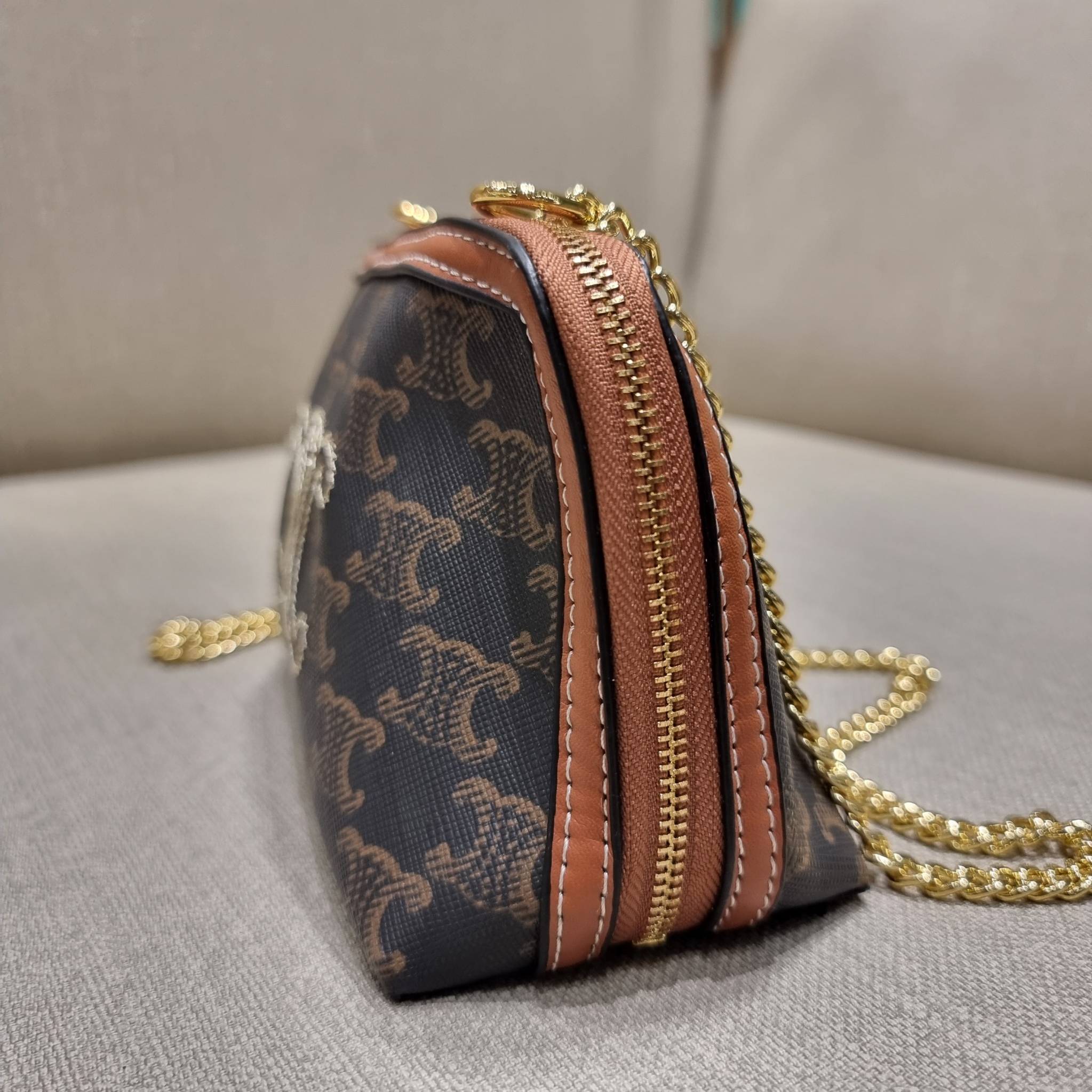 CELINE CLUTCH WITH CHAIN IN TRIOMPHE CANVAS WITH TRIOMPHE HEART EMBROIDERY กระเป๋าสะพายกึ่งคลัทช์ มินิไซส์ เอาใจสาวๆสายสะดวก!! พกพาง่าย สะพายกำลังสวย วัสดุหนังแคนวาส ดีไซน์ใหม่ โลโก้ลายปัก ดีเทลเดินด้ายรูปหัวใจ คิ้วท์ไปอี้ก!! เปิด-ปิดด้วยซิป ภายในโล่ง ใส่
