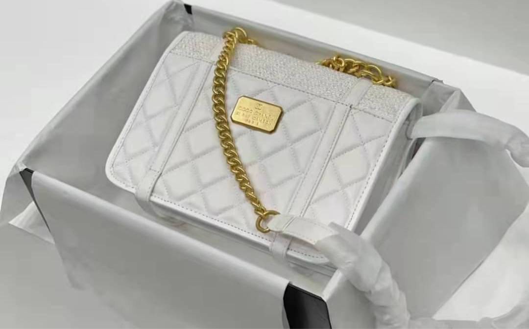 Chanel อเนกประสงค์ รุ่น Limited edition ลายตาราง ปักหมุดอะไหล่ทอง หนังแท้ น้ำหนักเบา มีช่องใส่ของจุกจิก เปิดปิดด้วยฝาปิดกระดุม มีช่องใส่บัตร ช่องซิป ช่องหลัง ใส่กระเป๋าสตางค์ใบยาว ได้ค่ะ ตัวจริงสวยมากๆถูกใจรีบจองนะคะ ใส่มือถือได้ทุกรุ่น สายสะพายโซ่+หนัง แ