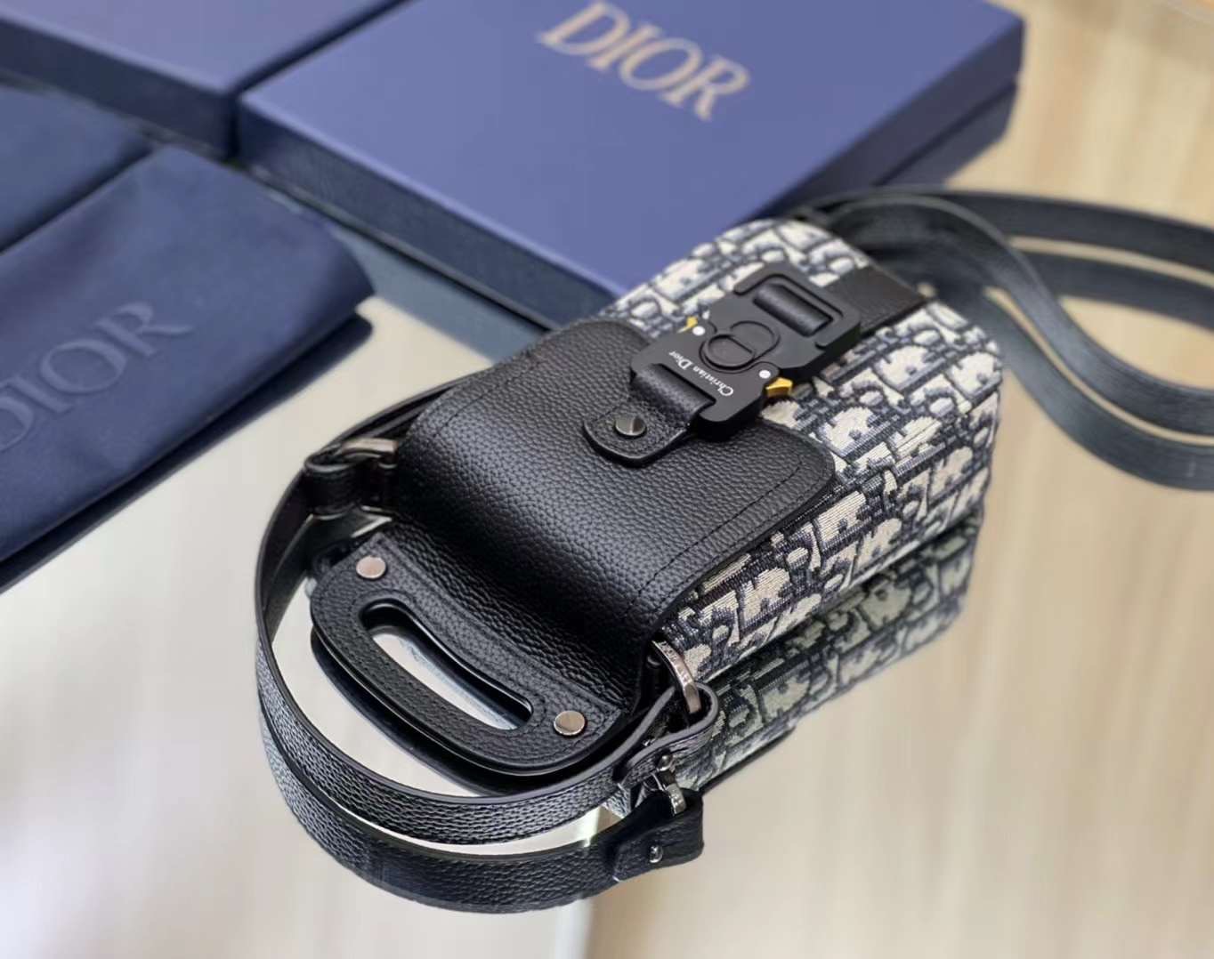 Dior Phone Oblique Bag / Dior Pouch Phone Oblique เกรดเทพออริจินอล ได้ใจหนุ่มๆไปเลยใบนี้!! หลงรักตั้งแต่แรกเห็นมีอยู่จริง!!
