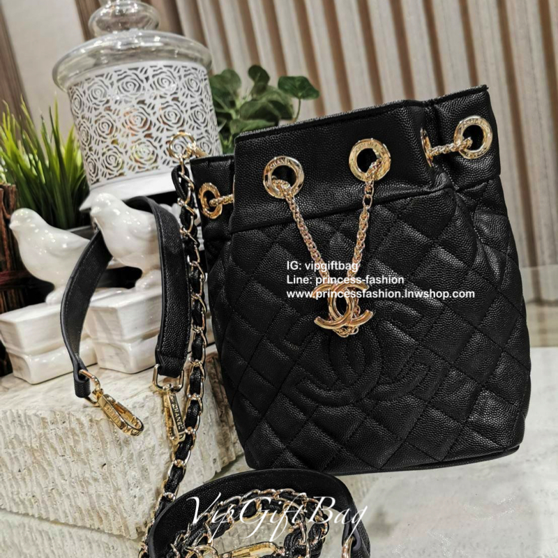 Chanel Crossbody Bag With Chain VIP Gift With Purchase (GWP) รุ่น Limited พรีเมี่ยม Chanel Perfume Counter ทรง Bucket Bag วัสดุหนังคาเวียร์ลายตารางเปิดปิดแบบDrawstringและแถบหนังคาดกลางประดับอะไหล่แบรนด์สีทอง ภายในมีโลโก้และช่อง1ซิป หัวซิปแบรนด์ ใส่มือถือ 