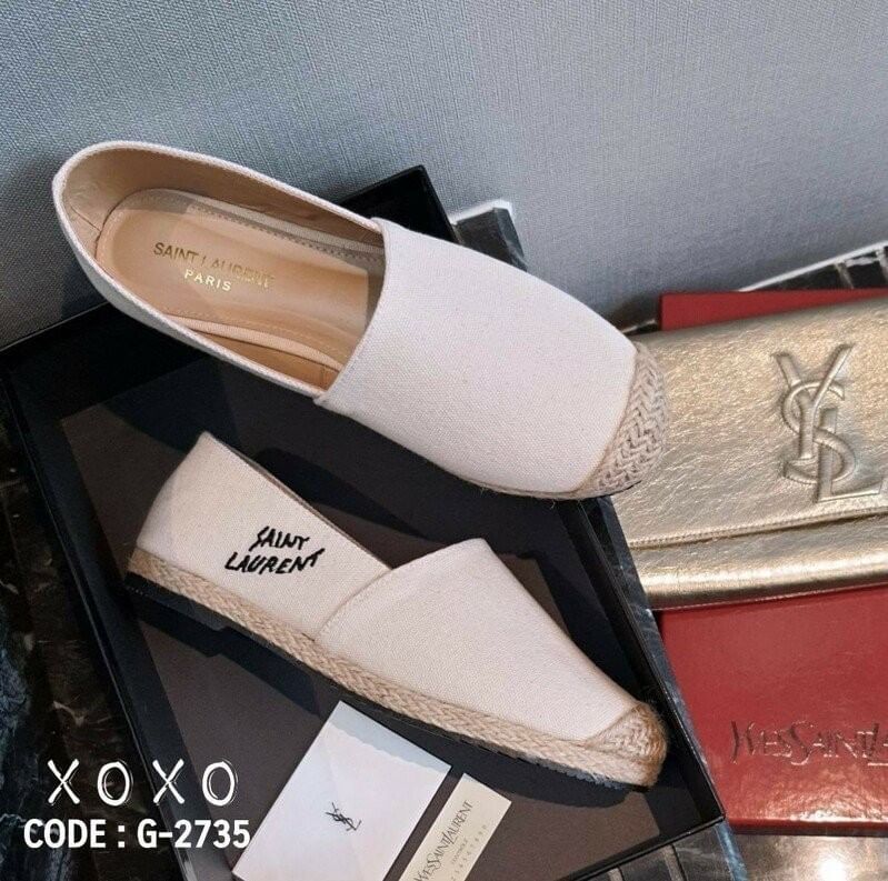 Saint Laurent คัชชู ผ้าแคนวาส สไตล์เทย์ แต่มีดีเทลความแพงโดยแบรนด์ ปักด้านข้าง สวยเทย์มาก โดนใจแอดมินที่สุด รอบๆที่พื้นว่างเชือกฟางปอโดยรอบ