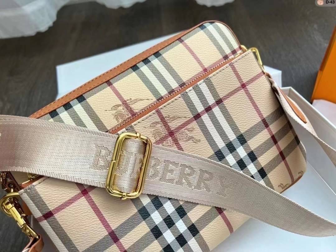 BURBERRY VINTAGE BAG / Burberry Crossbody Bag / Burberry Vintage Check And Leather Crossbody Bag กระเป๋าสะพายลายวินเทจ สวยคลาสสิก รุ่น unisex ใช้ได้ทั้งชาย/หญิง มาพร้อมใบเล็กน่ารัก โทนสีใช้งานง่าย หลายโอกาส