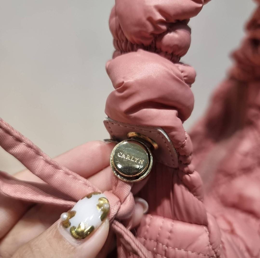 Carlyn cozy bag / Carlyn glaze bag 13 สีพร้อมส่ง อีกหนึ่งคอลเด็ด ที่ฮิตแบบฉุดไม่อยู่ กับไอเท็มนุ่มนิ่มจากเกาหลี พร้อมสีใหม่ล่าสุด กระเป๋าสะพายก้อนเมฆสุดเก๋ ที่สามารถใช้ได้หลากหลาย