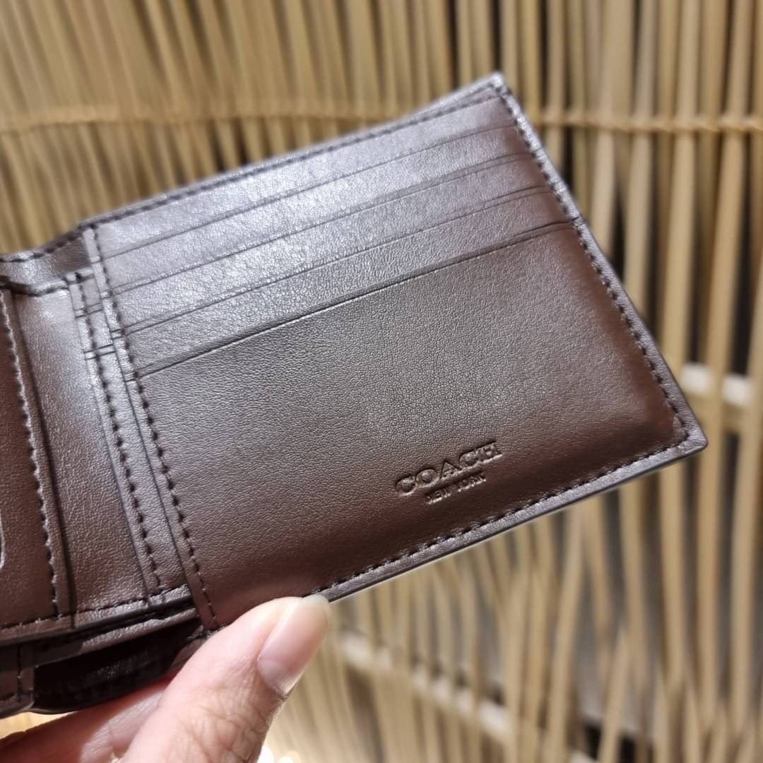 COACH 75371 COMPACT ID WALLET IN SIGNATURE CROSSGRAIN LEATHER กระเป๋าสตางค์ผู้ชาย ลาย c นูนเต็มใบ หนัง crossgrain อีกรุ่นที่ยอดขายไม่เคยตก 🤑🤑 ใบจริงดูผู้ดี ดูแพง!! ภายในมีช่องใส่บัตรได้เยอะ ใส่ธนบัตรได้ทุกใบ ซื้อให้คุณหนุ่มๆรับรองประทับใจไ