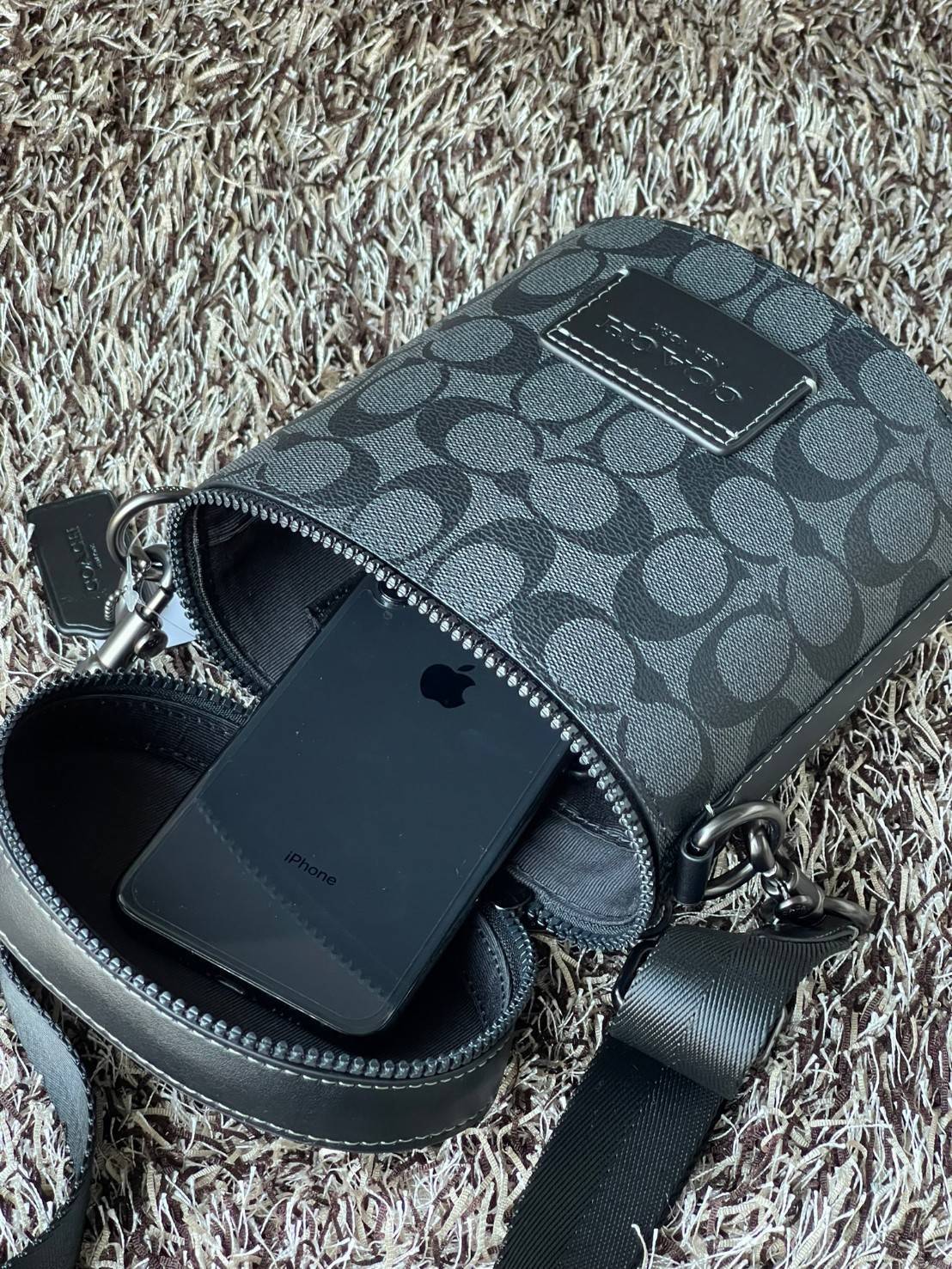 Coach Barrel Crossbody In Signature Canvas C9843 กระเป๋าถือสุดชิคตามแบบฉบับของ Coach ใบนี้หยิบมาแมตช์กับเสื้อผ้าได้ง่ายมาก ใช้งานได้แบบยูนิเซท ทั้งชายและหญิง เพราะมีดีไซน์ที่เรียบเก๋