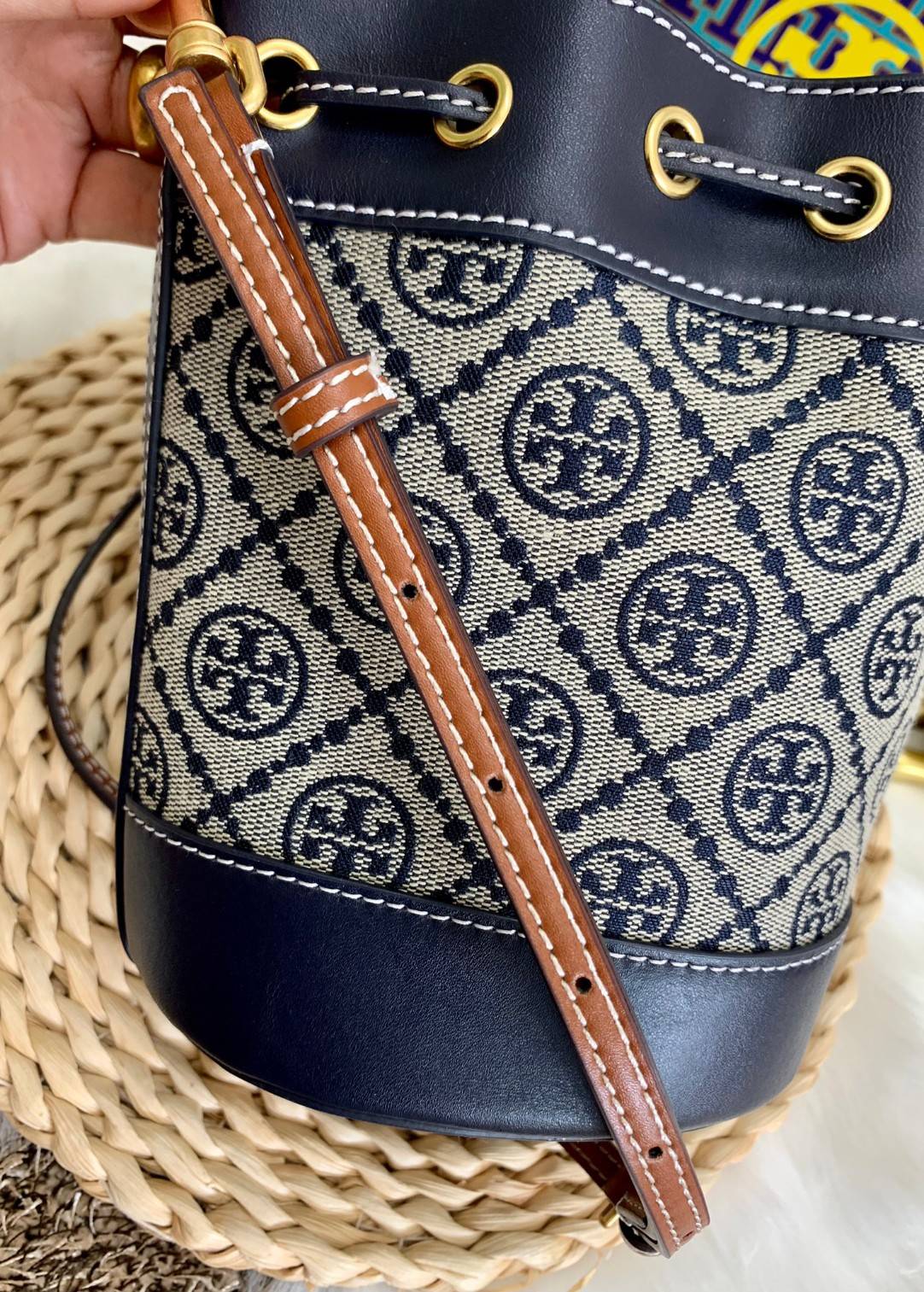 TORY BURCH T MONOGRAM JACQUARD MINI BUCKET BAG พร้อมส่งค่ะ! กระเป๋าทรงถังสุดฮิต ไม่ว่าลุคไหนๆก็สุดชิวว วัสดุผ้าJacquard+หนังแท้ ได้คลาสสิคมากๆค่ะ