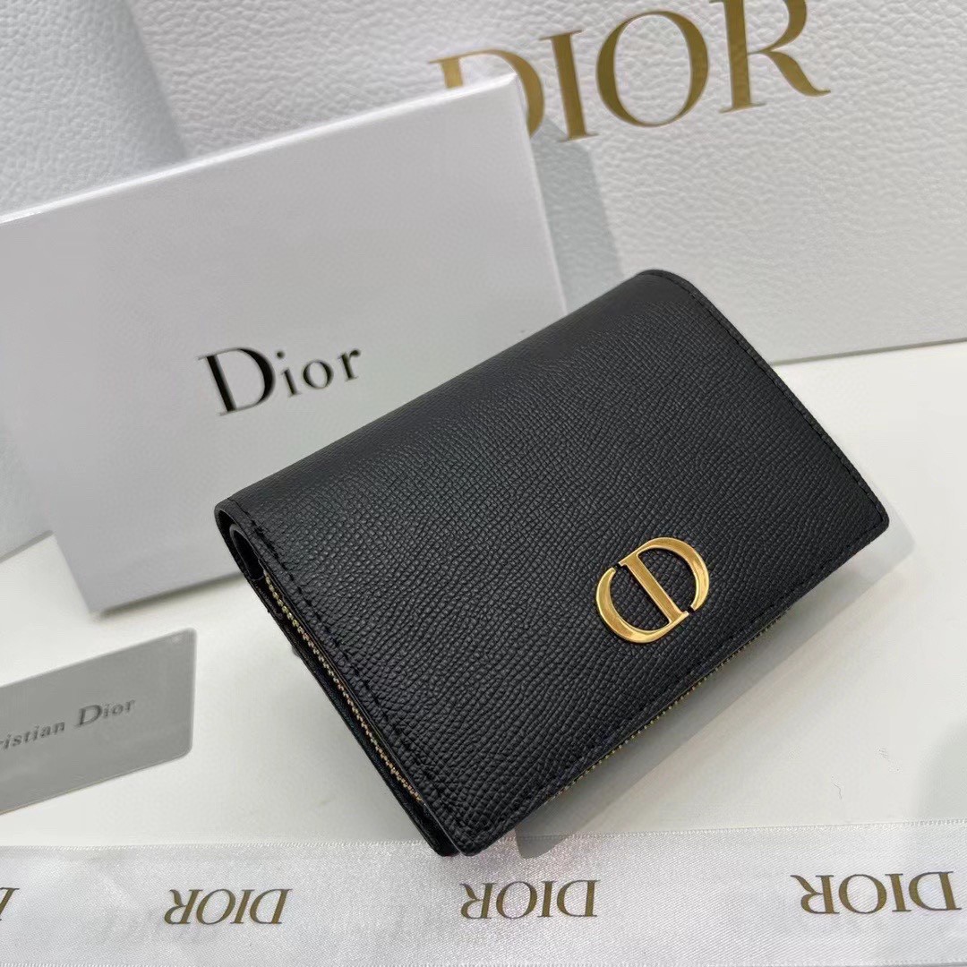 DIOR WALLET รุ่นใหม่ล่าสุด! กระเป๋าสตางค์ใบกลาง รับทรัพย์ จากแบรนด์ DIOR หนังสวยหรู ตกแต่งกิมมิคด้วยตัวห้อย D ด้านหน้า