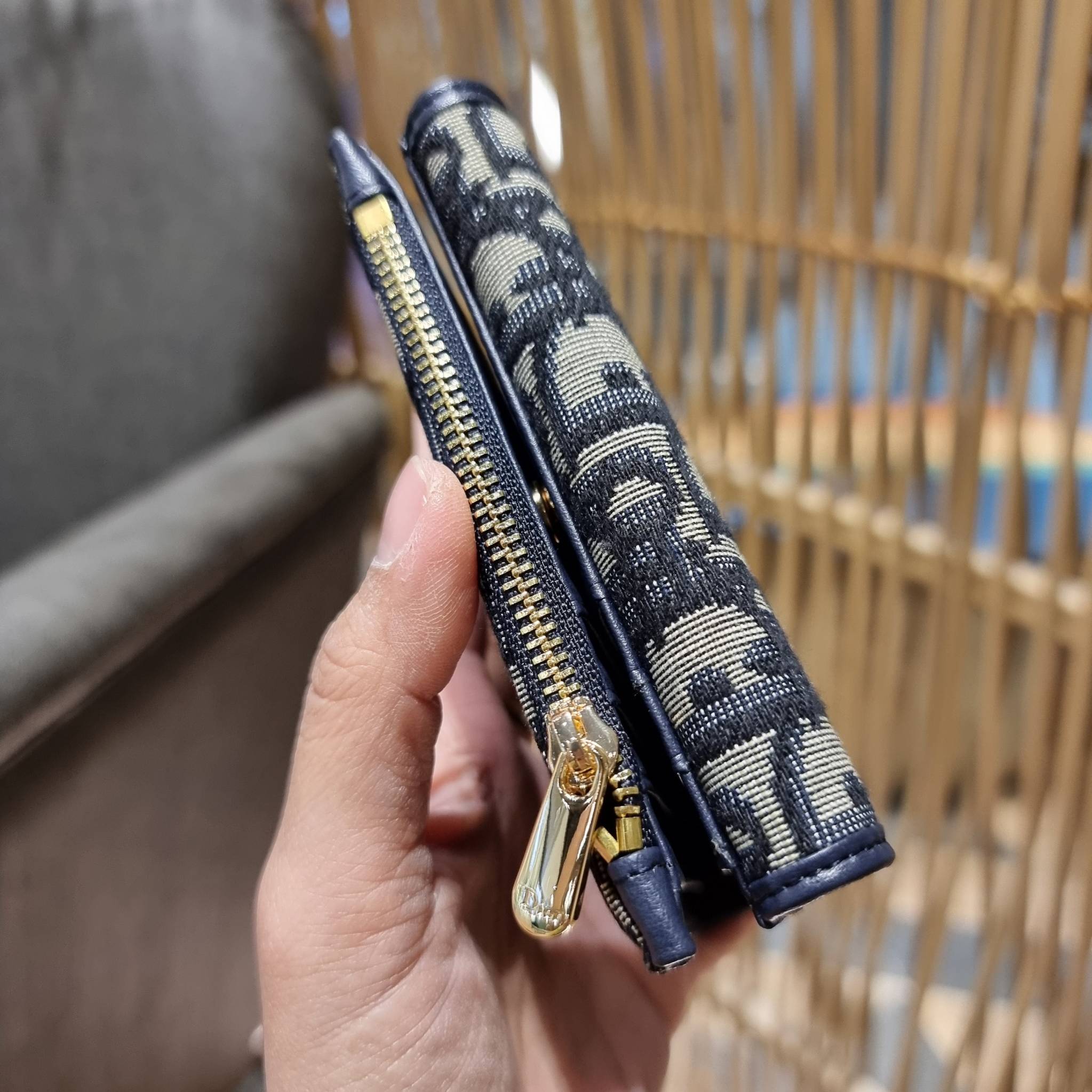 VIP 】CD MULTI WALLET WITH GWP กระเป๋าสตางค์ขนาดเหมาะมือ กำลังสวย พรีเมี่ยมกิ๊ฟจากเคาน์เตอร์ ดีไซน์แบบพับ ใช้งานง่าย พร้อมช่องซิปในตัว วัสดุผ้าแคนวาสปักลาย สลับหนังแท้ภายใน ภายในมีช่องใส่บัตร ใส่ธนบัตรได้ สะดวกใช้มากๆ มาพร้อม box set ในราคาที่ถูก พร้อมส่งต