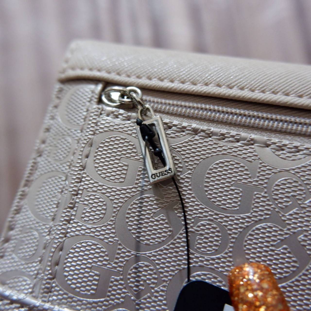 GUESS FACTORY WOMEN'S WALLET กระเป๋าสตางค์ใบยาว3พับดีไซน์สวยรุ่นใหม่ล่าสุดวัสดุหนังนิ่ม ปั๊มลายคมชัด ด้านหน้าประดับโลโก้แบรนด์สวย เปิดปิดด้วยฝาบนเปิด/ปิด ภายในมีทั้งช่องใส่รูป ช่องใส่ธนบัตร แบงก์พัน และช่องใส่บัตรหลายช่องแยกเป็นสัดส่วน ภาพถ่ายจากสินค