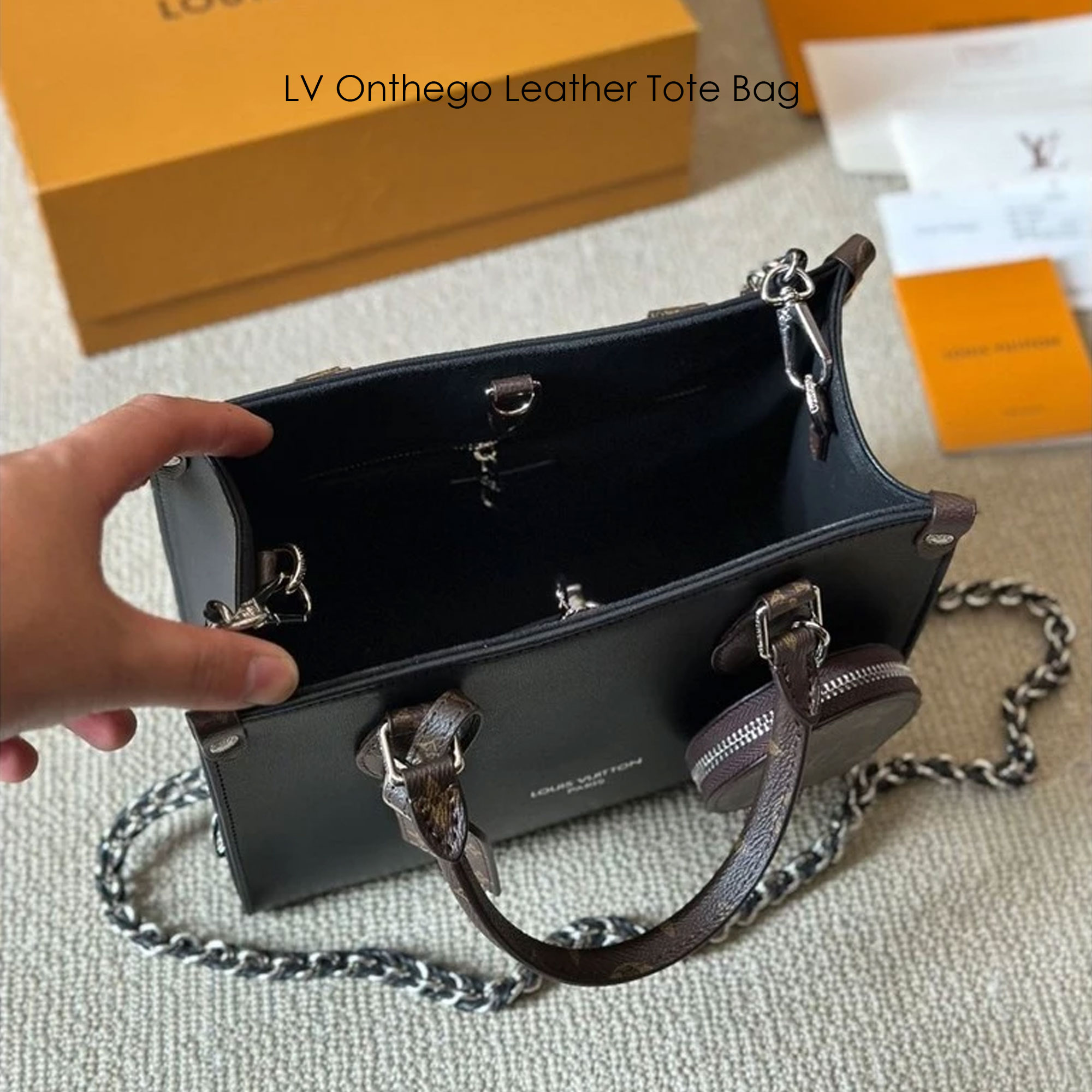 LV Onthego Leather Tote Bag กระเป๋าทรงโท้ทดีไซน์ใหม่ สีดำสุดคลาสสิก พร้อมสายสะพายโซ่ร้อยหนังสีดำเข้าเซ็ทและใบลูกลายโมโนแกรมตัดสีกันได้อย่างลงตัว ตอบโจทย์ได้ทุกลุค ทุกสไตล์