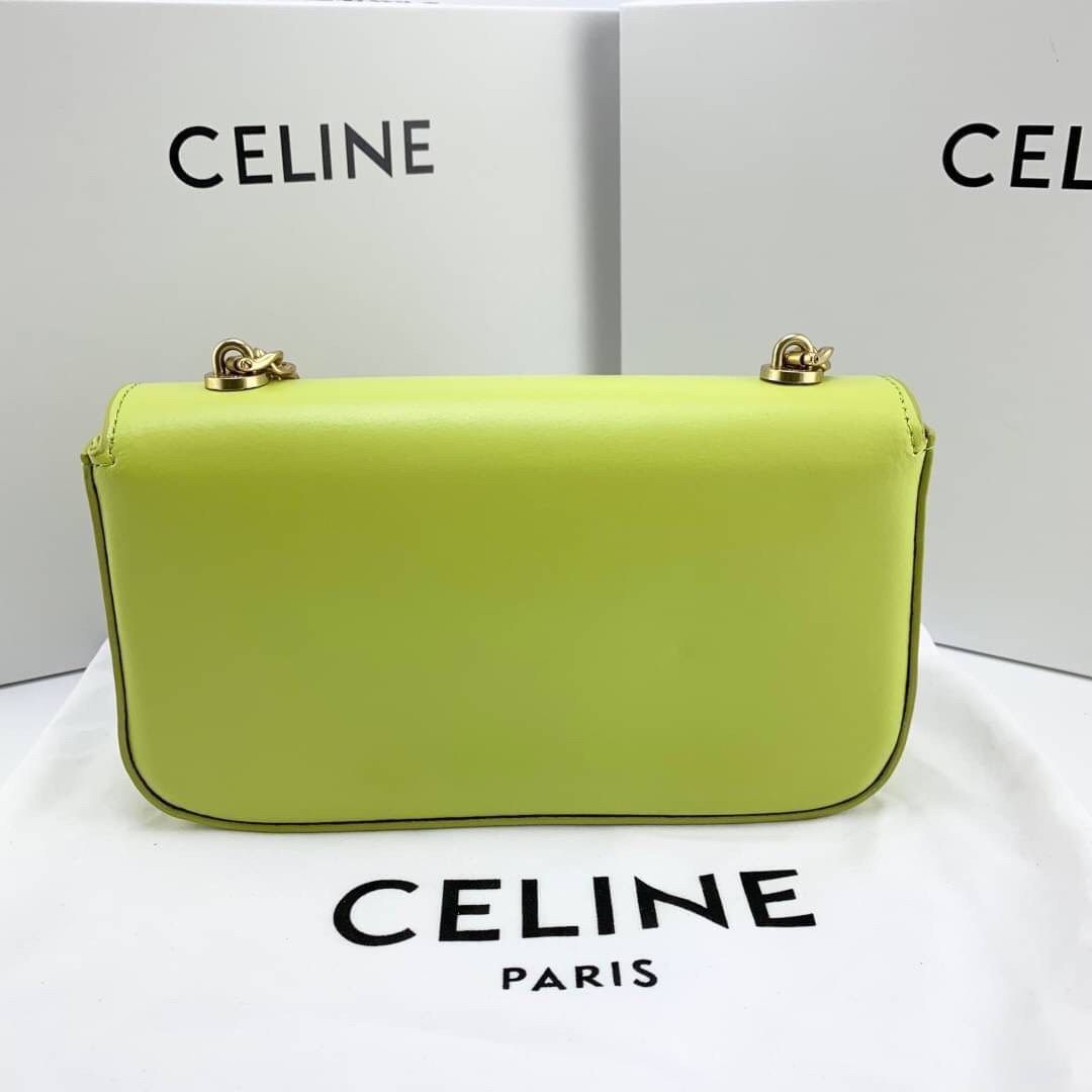 หนังแท้ CELINE CHAIN SHOULDER BAG CUIR TRIOMPHE IN SHINY CALFSKIN ANIS / CELINE TRIOMPHE SHOULDER BAG หนังแท้ทั้งใบสวยหรู แบบใหม่ล่าสุด โลโก้หนังคลาสิกที่สุดค่ะ จุของได้กำลังดี เหมาะกับสาวๆในวันที่อยากครอสบอดี้ชิลๆ ห้ามพลาดค่ะ!