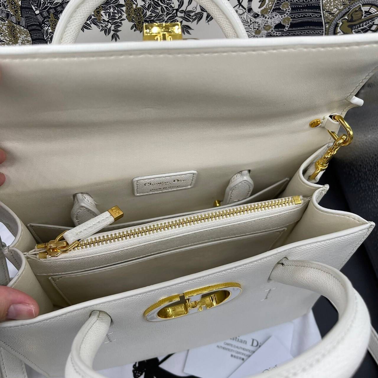 หนังแท้ DIOR Medium ST Honore Tote Collection Fall/Winter 2020-2021 มาในรูปแบบกระเป๋าทรงสี่เหลี่ยมที่ได้มาตรฐาน ทำจากหนังลูกวัว (Calfskin) ลายเกรน ซึ่งสื่อถึงความหรูหราได้อย่างลงตัว ตัวด้ามจับ มีการเย็บเข้าด้านในของกระเป๋าเพื่อเพิ่มความแข็งแรงทนทาน ด้านหน