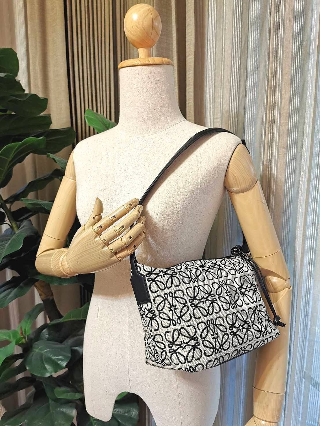 LOEWE ANAGRAM SHOULDER BAG VIP GIFT WITH PURCHASE (GWP) กระเป๋าถือหรือสะพายพรีเมี่ยมกิ๊ฟ Limited จาก LOEWE PERFUME DUTYFREE ไอเท็มแนะนำ! ภาพถ่ายสินค้าจริง สวยตรงปกไม่จกตา! ดีไซน์คงเอกลักษณ์วัสดุ Anagram Canvas Jacquard Fabric ผสมผสานกับหนังแท้ Calfskin ลง