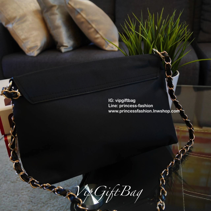 Chanel NYLON CROSSBODY VIP GIFT BAG กระเป๋าอเนกประสงค์ทรงสวย จากงาน แบรนด์ดังอย่าง CHANEL วัสดุทำจาก NYLON อย่างดี **ตัวกระเป๋าอยู่ทรงสวย กันน้ำได้ ปักเลื่อม CC ด้านหน้าสีดำสวยหรู อะไหล่ทองทั้งใบ เปิดปิดด้วยกระดุมแม่เหล็ก มีช่องใส่ของใหญ่พร้อมช่องซิป **ใส