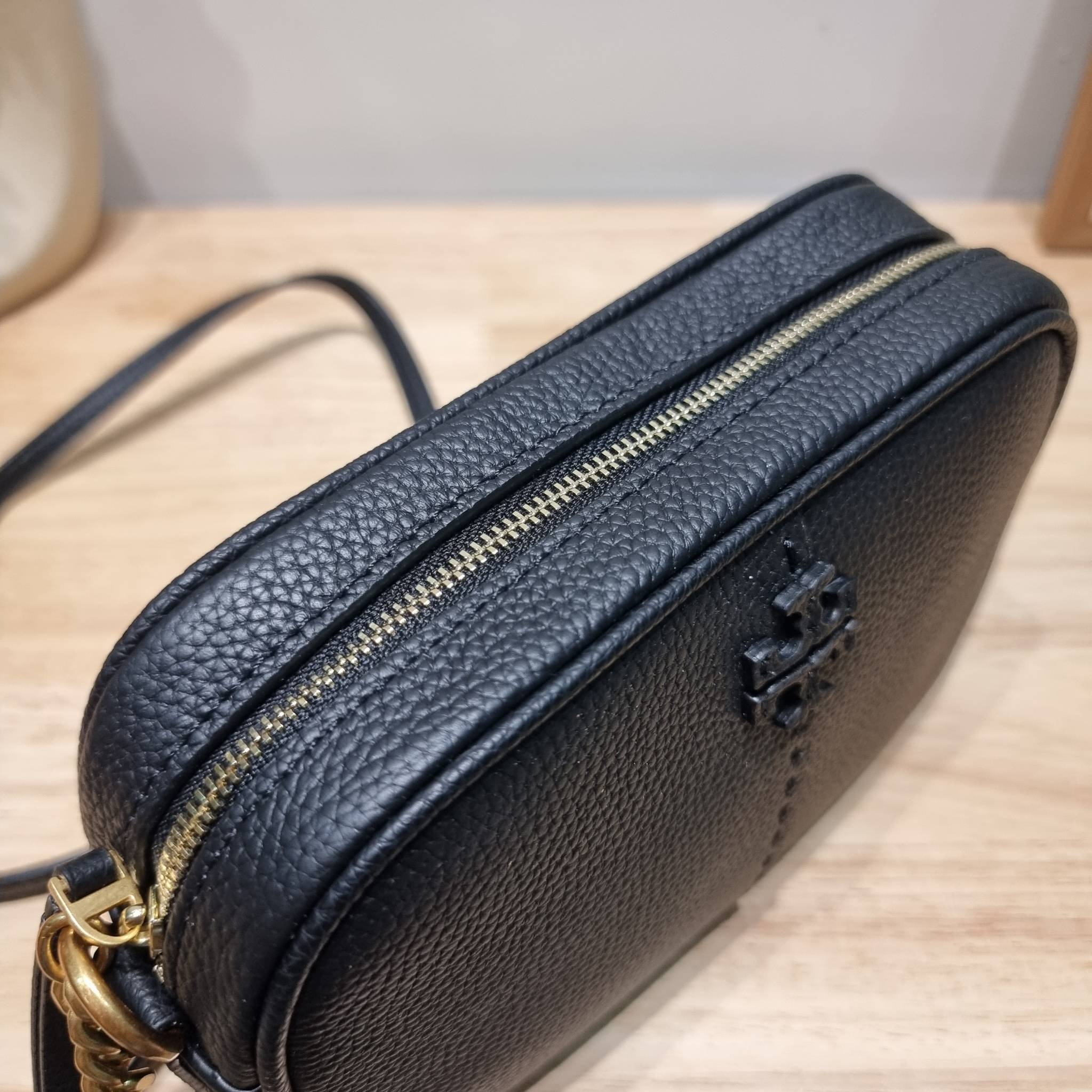 TORY BURCH MCGRAW CAMERA BAG ใหม่จากคอลเลคชั่นสุดคลาสสิค กับกระเป๋าสะพายข้าง ทรงกล่องไซส์กะทัดรัด น้ำหนักเบา ใช้งานง่ายด้วยซิปรูดเปิดปิด แมทช์ได้กับทุกสไตล์การแต่งตัว