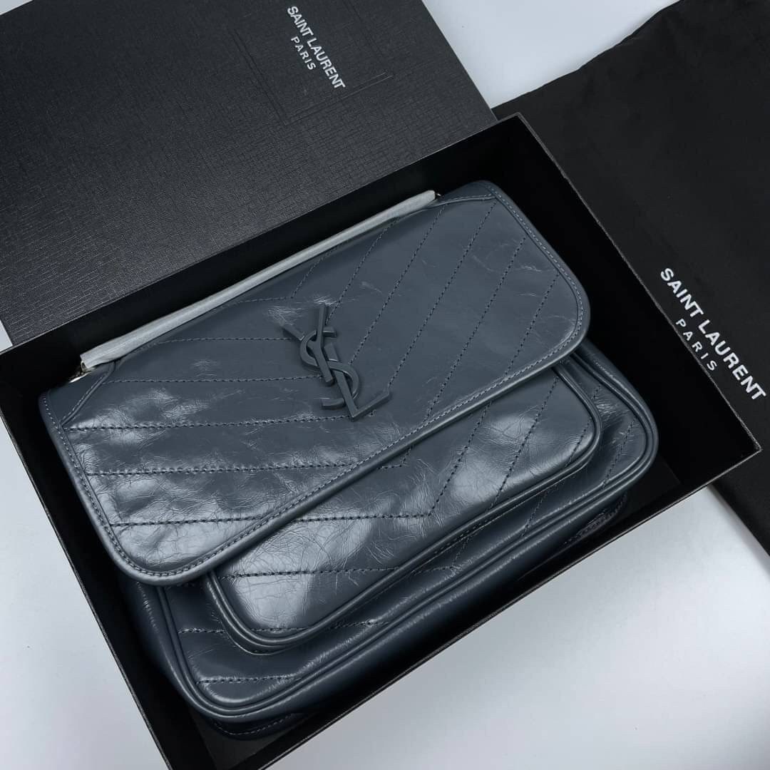 Saint Laurent Niki shoulder bag กระเป๋าสะพายรุ่นโดดเด่นด้วยโครงสร้างทำจากหนังวัว หนังมันเงา นิ่ม งานสวยมากๆ ค่ะ ด้านหน้าประดับโลโก้แบรนด์ และมีช่องสำหรับเก็บของที่หยิบใช้บ่อย ตอบโจทย์การใช้ชีวิตระหว่างวันได้ดีมากๆ สายสพายดีไซน์ได้หลายรูปแบบ แมทกับการแต่งต