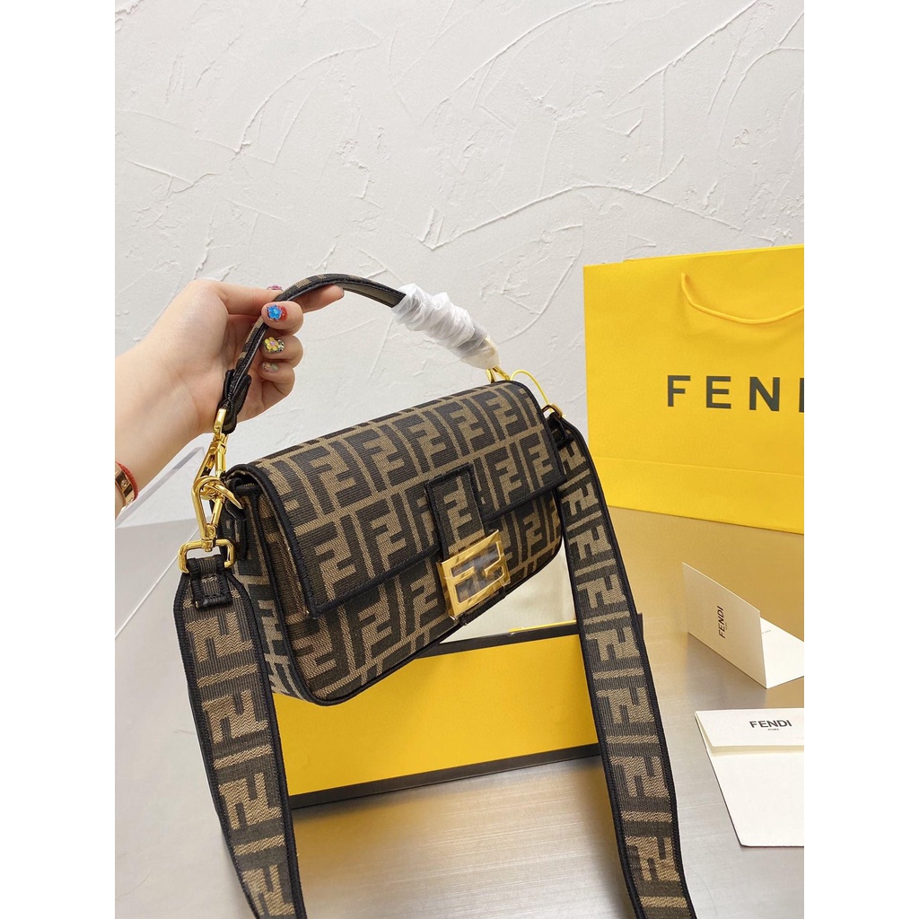 VIP 】FENDI VINTAGE BAGUETTE SHOULDER BAG 2size กระเป๋าสะพายทอลายโมโนแกรม อะไหล่ทองหรูหรา มี 2 ขนาด ทนทาน มาพร้อมสาย 2 แบบ สำหรับคล้องแขน และสายครอสบอดี้ เปิด-ปิดด้วยกระดุมแม่เหล็ก ภายในเป็นช่องโล่ง ใส่โทรศัพท์ พร้อมเสิร์ฟความสวยให้ถึงบ้านจ้า วัสดุผ้าทอลาย