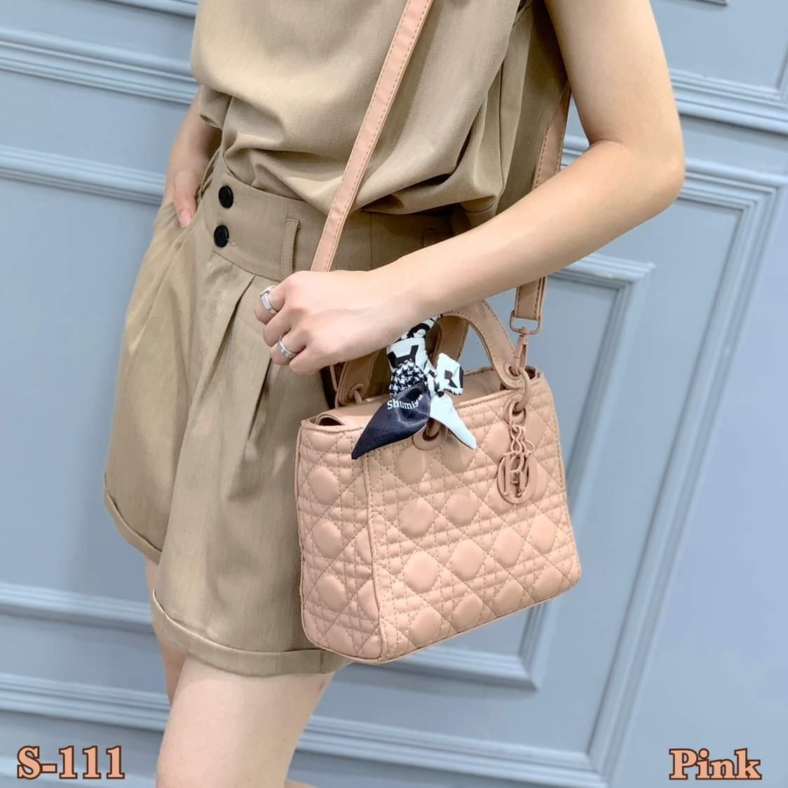 Dior Medium Lady Dior Bag 25cm กระเป๋าสะพายทรงโท้ท ที่สุดของความเรียบหรูดูแพง น้อยแต่มากที่แท้ทรู ดีไซน์เรียบง่าย แต่แฝงไปด้วยความหรูหรา ทรงกล่องคลาสสิค โดดเด่นด้วยพวงกุญแจอะไหล่โทนสีเดียวกับกระเป๋า เป็นเอกลักษณ์ด้วยลายเส้นซ้อนทับสวยงาม