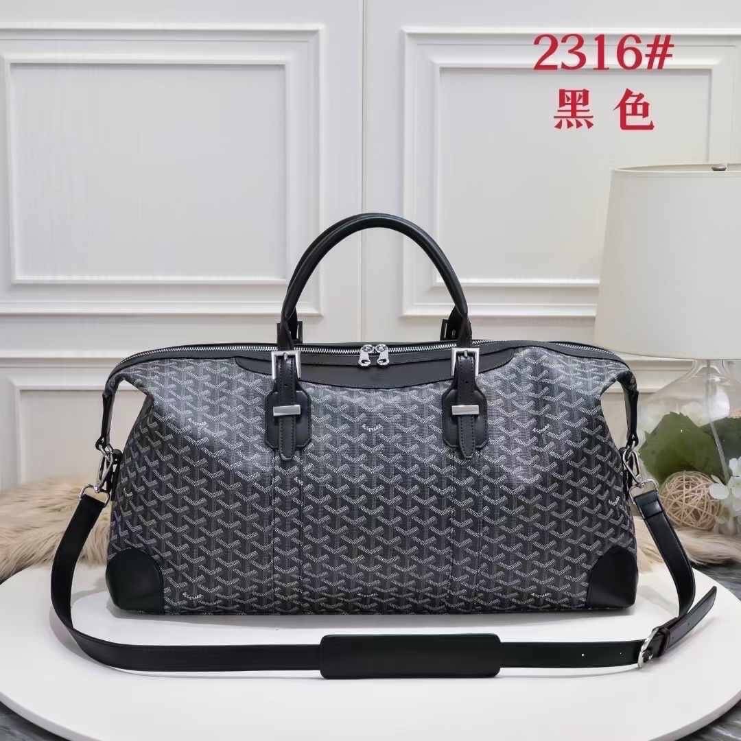 Goyard Boeing Travel 55 Duffle Bag กระเป๋าเดินทางใบใหญ่ ดีไซน์สวยคลาสสิกเป็นเอกลักษณ์ ไอเท็มที่จะทำให้การเดินทางไม่ธรรมดาอีกต่อไป ด้วยดีเทลความเป็นเอกลักษณ์ เรียบแต่หรู ภายในจุของได้เยอะมาก ใหญ่จริง!! ใบนี้คุ้มค่าราคามากๆ