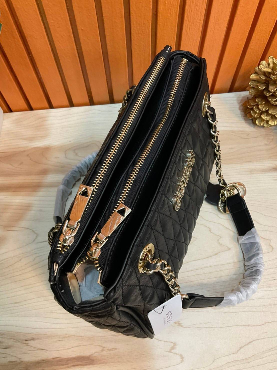 ของแท้ แท้ 100% GUESS CROSSBODY BAG กระเป๋าถือหรือสะพาย ขนาดกำลังดี วัสดุ pu. faux leather หนังนิ่ม นุ่มมาก สวยอยู่ทรง