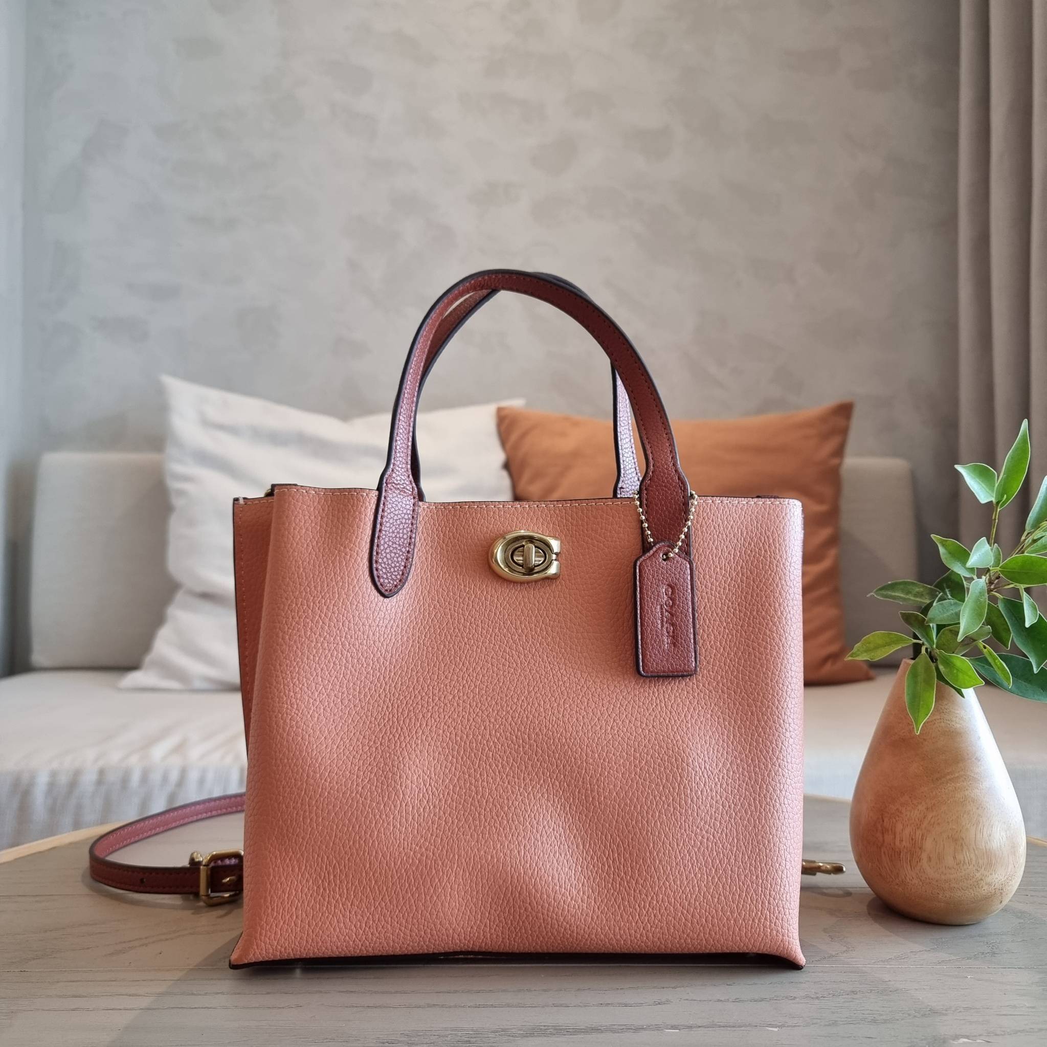 COACH C8561 C8869 WILLOW TOTE 24 IN COLOR BLOCK น้องสาวลุคลูกคุณมาแล้วจ้า กระเป๋าถือ/สะพาย ดีไซน์คัลเลอร์บล็อค ลงตัว เรียบหรู ใบจริงคือผู้ดี๊ผู้ดี ใช่ได้ทุกๆโอกาส วัสดุหนัง pepble อยู่ทรง เปิดปิดด้วยตัวบิดล็อค และอีกฝั่งเป็นกระดุมแม่เหล็ก ภายในโล่งกว้าง ใ