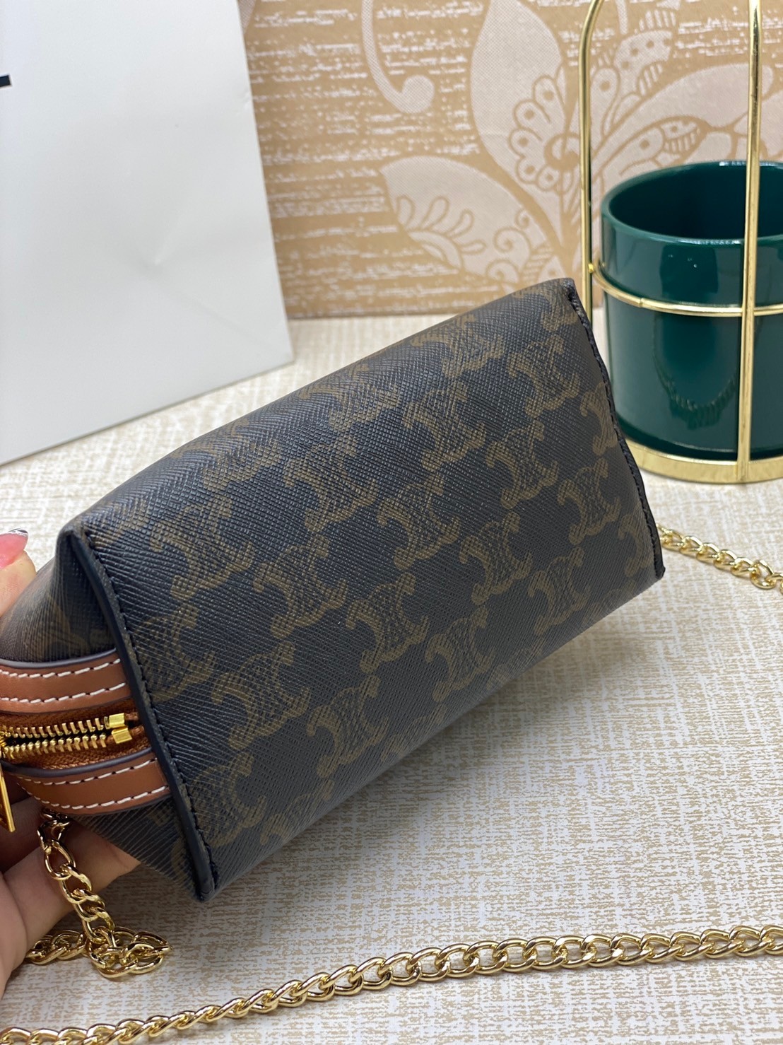 CELINE POUCH 16cm / CELINE TRIOMPHE Triumphal Arch Canvas / CELINE CLUTCH WITH CHAIN กระเป๋าคลัทช์ดีไซน์เรียบหรูออกแบบมาได้อย่างลงตัว พร้อมสายสะพายโซ่ทองสุดหรู ด้วยรูปทรงที่สวยงามและทันสมัย