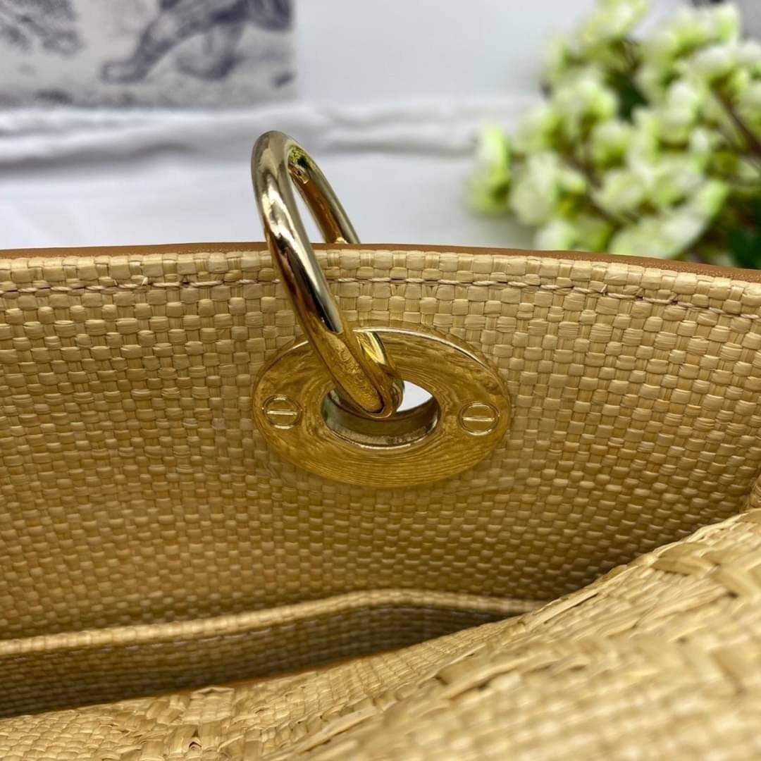 ORI 】DIOR Medium Lady Dior Bag Natural Cannage Raffia พร้อมส่งที่ไทย ภาพสินค้าถ่ายจากงานขายจริง ใช้งานต่างประเทศได้ เอกลักษณ์ของความหรู เรียบหรูมีสไตล์เหนือกาลเวลา รังสรรค์ขึ้นจากต้นปาล์มชนิดหนึ่งตามธรรมชาติ ประดับด้วยลวดลาย Cannage อันเป็นเอกลักษณ์ โดดเด