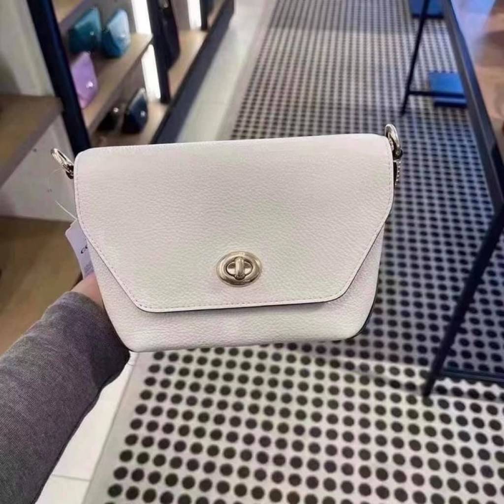 คอลเลคชั่นใหม่ ทั้งสวยทั้งคุณภาพค่ะ😘 COACH KARLEE CROSSBODY BAG 💐พร้อมส่ง ได้ไปไม่ผิดหวังแน่นอนค่ะ! สวยๆแบบคนดังระดับโลกกันค่าา กระเป๋าสะพายแบบครอสบอดี้ร์ หนังแท้นิ่มสวยงามมากๆค่ะ รูปทรงน่ารักกระทัดรัด เปิดปิดกระเป๋าแบบหมุนล็อค ภายในสามารถ