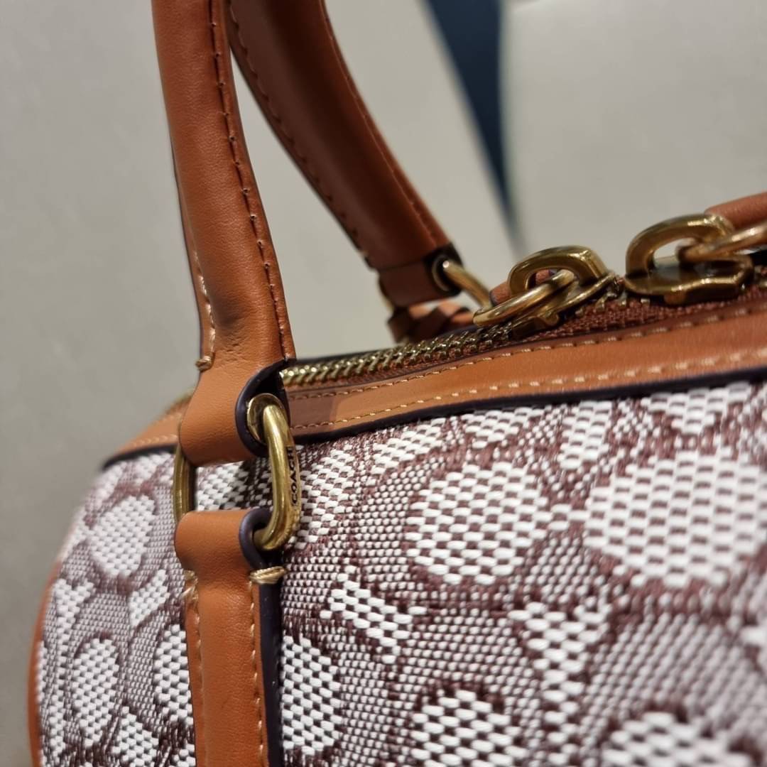 COACH C8529 RUBY SATCHEL 25 IN SIGNATURE TEXTILE JACQUARD ใหม่ก่อนใคร ไม่ต้องรอพรี! กับกระเป๋าทรงหมอนดีไซน์ใหม่ ใบใหญ่ แต่น้ำหนักเบา ด้วยวัสดุผ้า jacquard ถักทอลายซีเอกลักษณ์ ตัดสลับหนังแท้ เพิ่มดีเทลความหรู มาพร้อมหูจับในตัว และสายสะพายครอสสีเข้ากับตัวกร