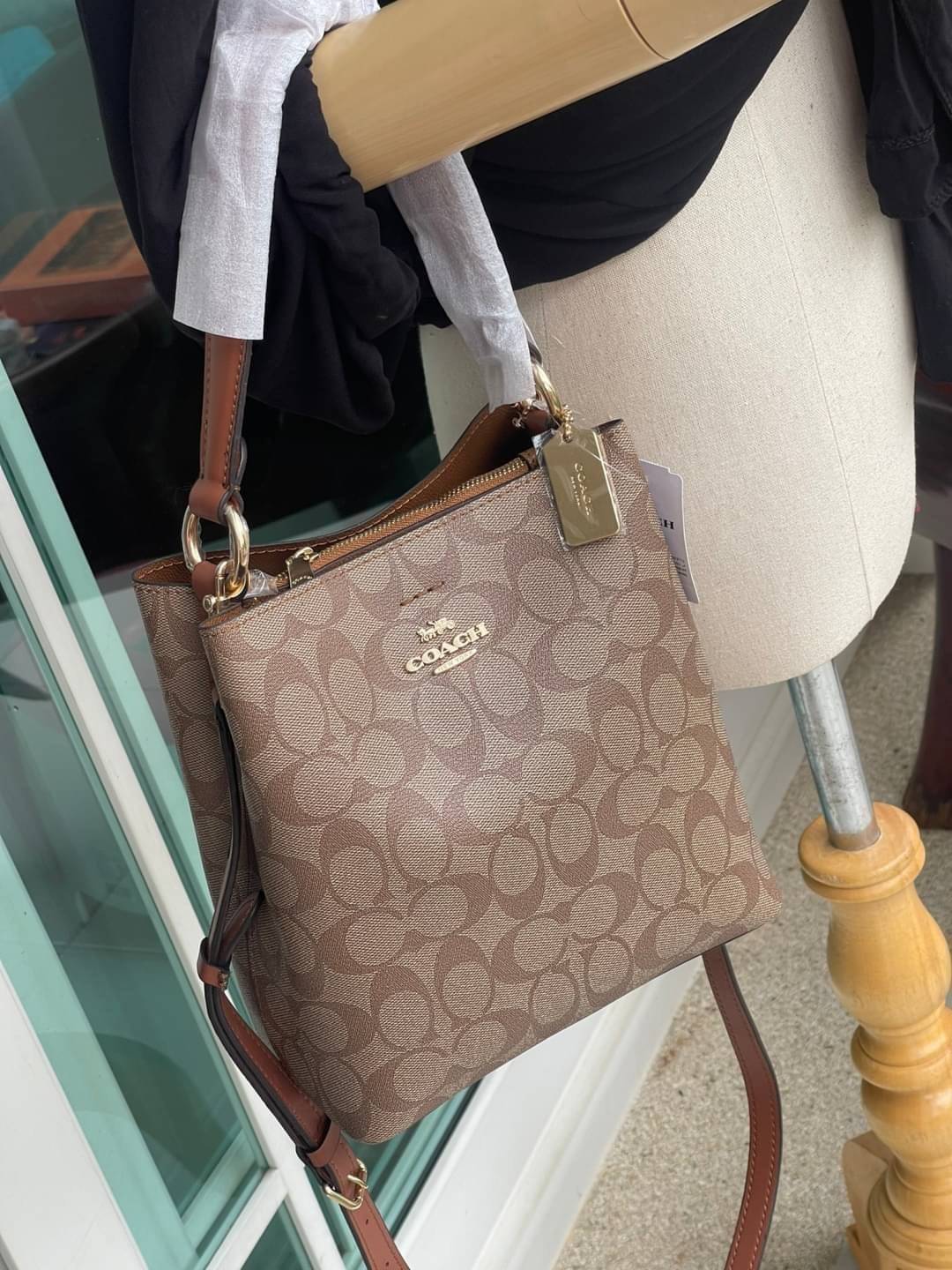 COACH SMALL TOWN BUCKET BAG IN SIGNATURE สำหรับสาวแฟชั่นที่ชอบรายละเอียดชิคๆ ดีไซน์สุดเก๋ แนะนำเลยสำหรับกระเป๋าทรงบักเก็ตใบนี้ เชื่อว่าสาว ๆ หลายคนชื่นชอบ เป็นไอเทมที่สามารถแมทช์ได้กับเสื้อหลากหลายสไตล์ บรรจุของได้เยอะโดยที่กระเป๋าไม่เสียทรง แบ่งช่องใช้งา